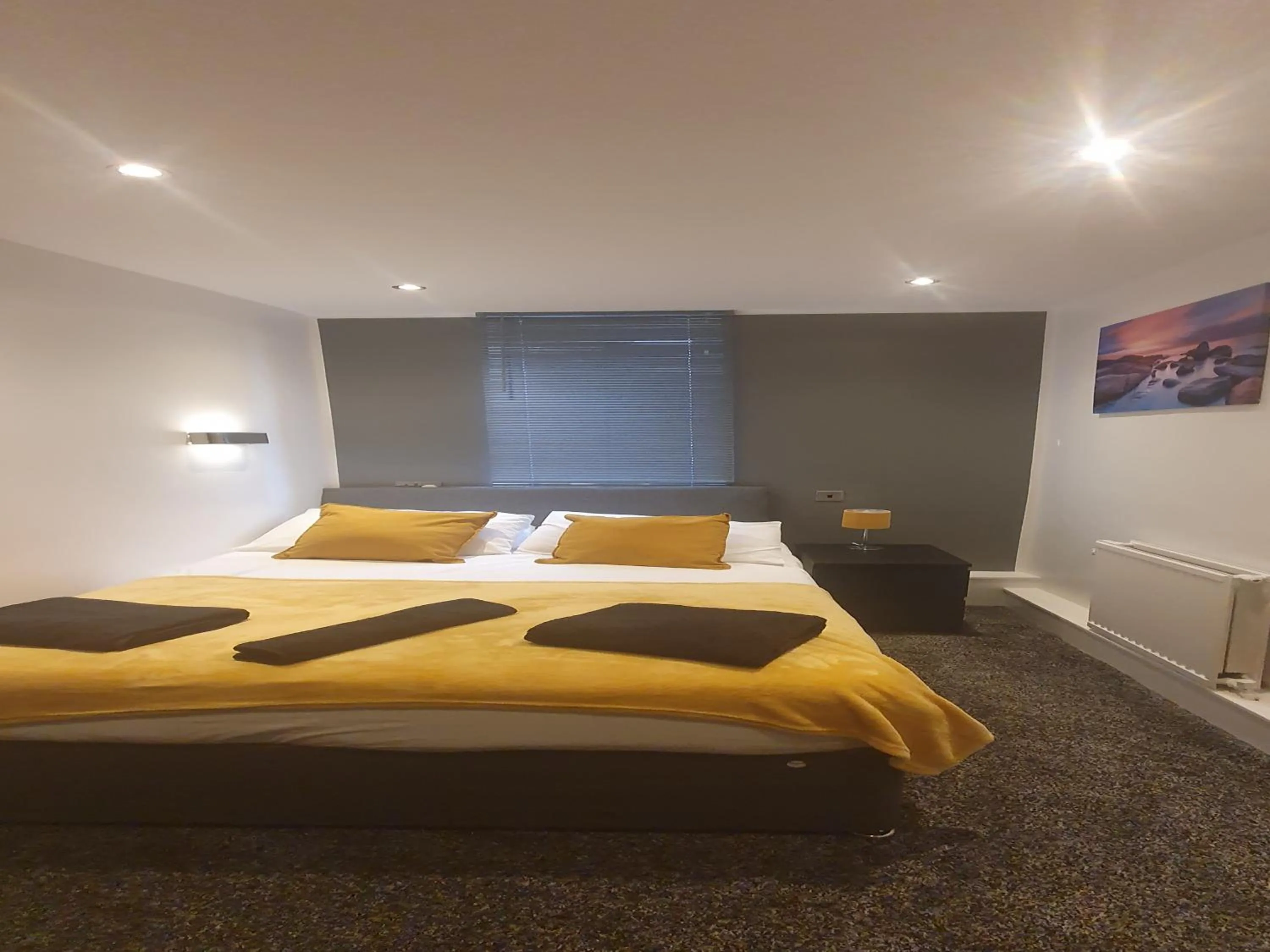 Bed in South Beach Kings Promenade Hotel