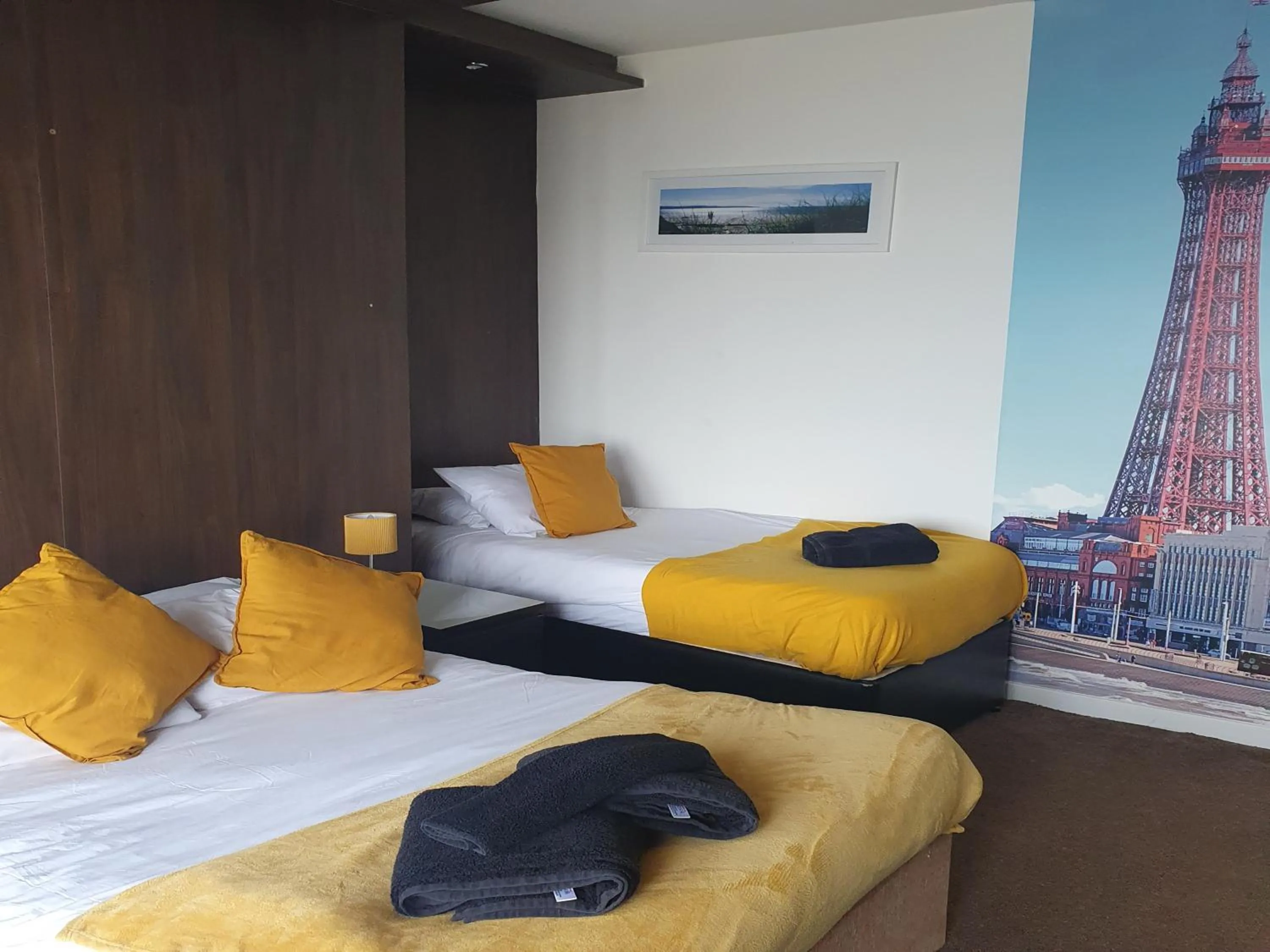 Bed in South Beach Kings Promenade Hotel