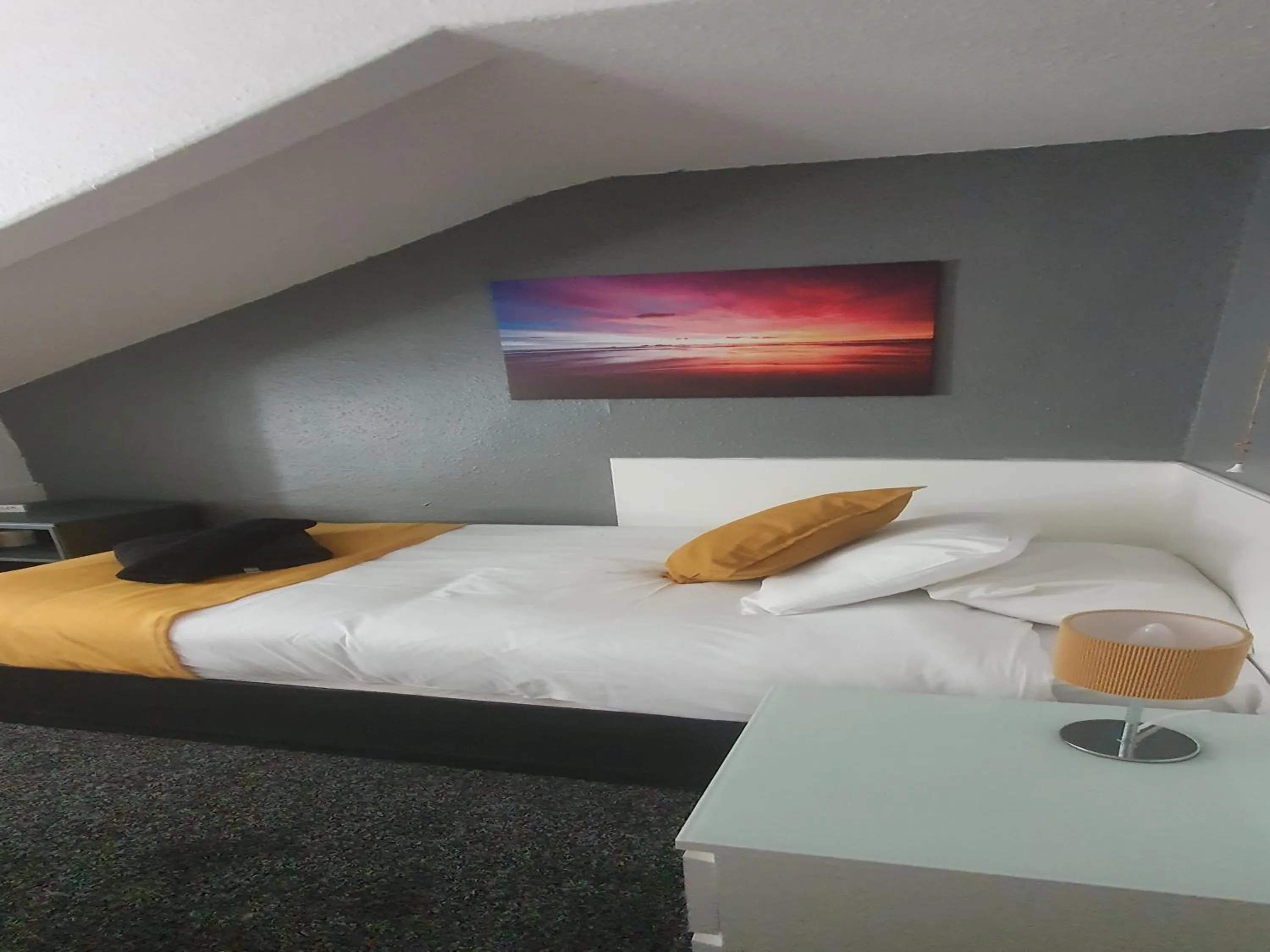 Bed in South Beach Kings Promenade Hotel