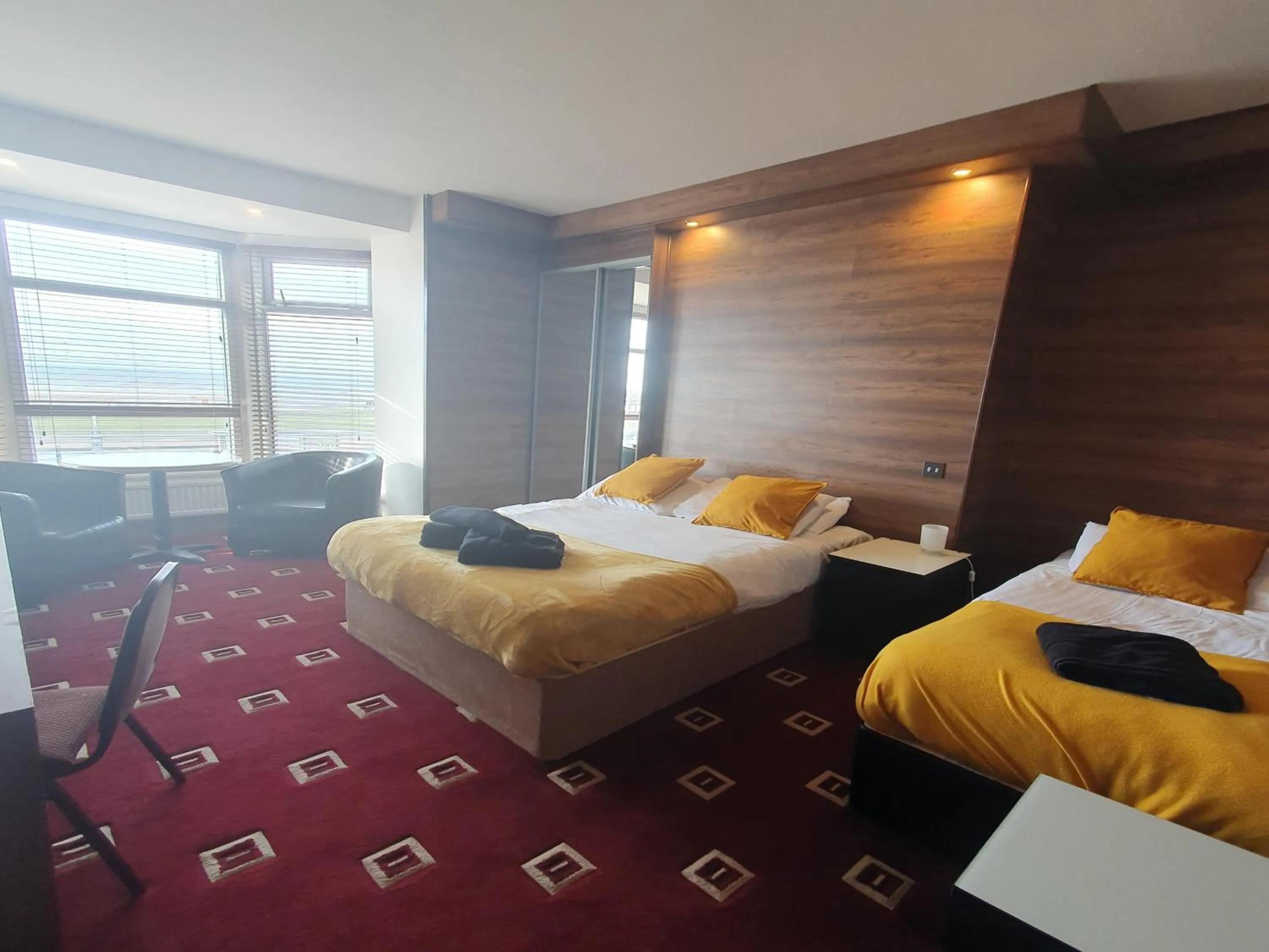 Bed in South Beach Kings Promenade Hotel