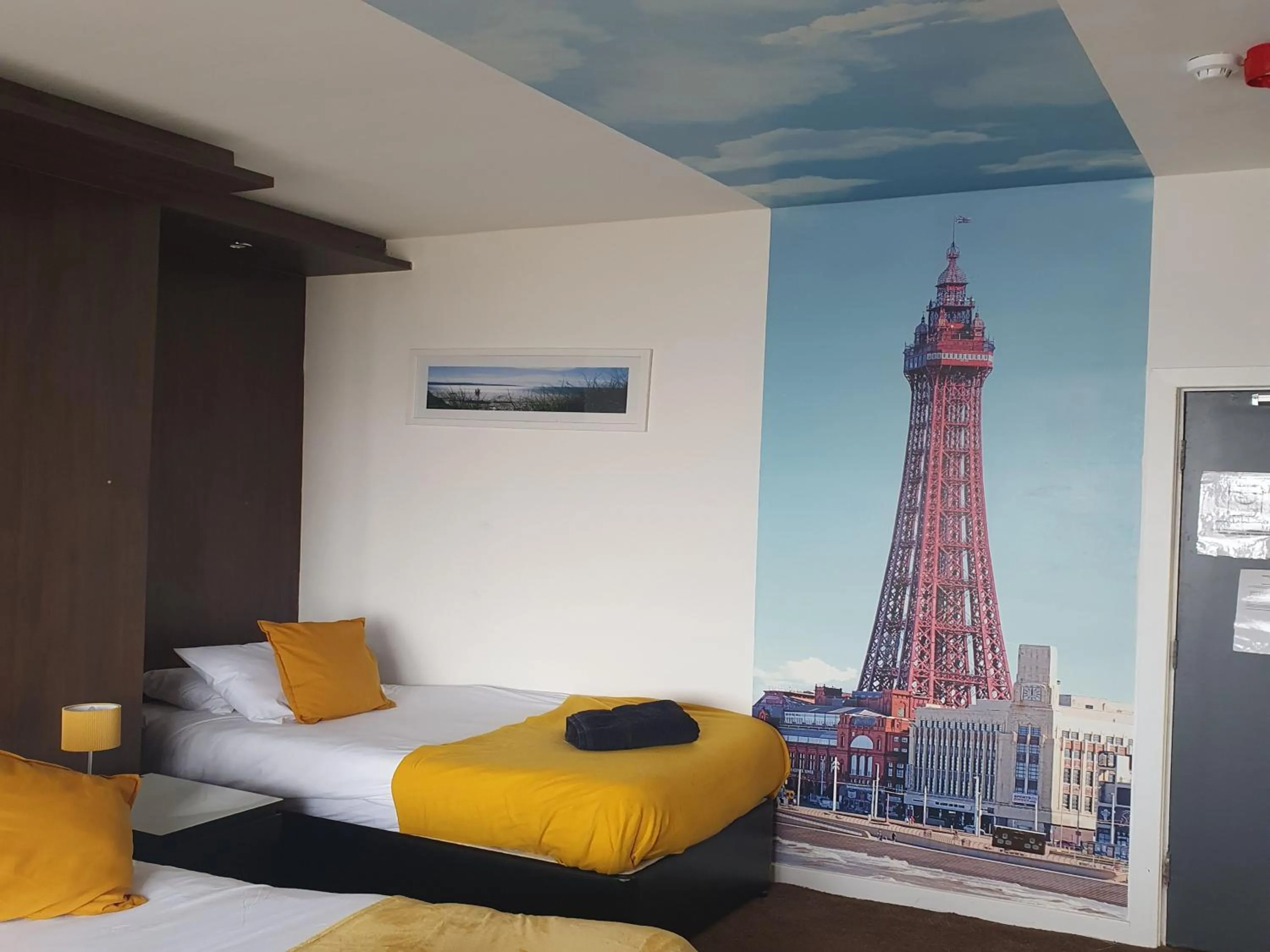 Bed in South Beach Kings Promenade Hotel