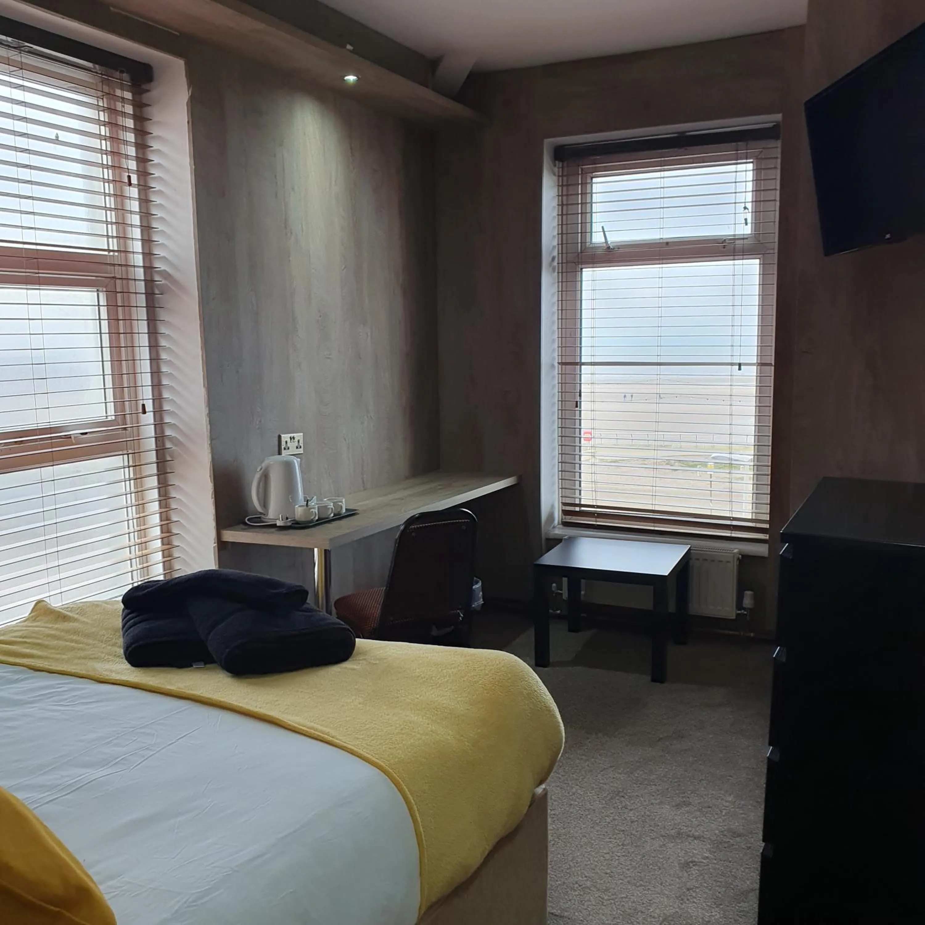 Bed in South Beach Kings Promenade Hotel