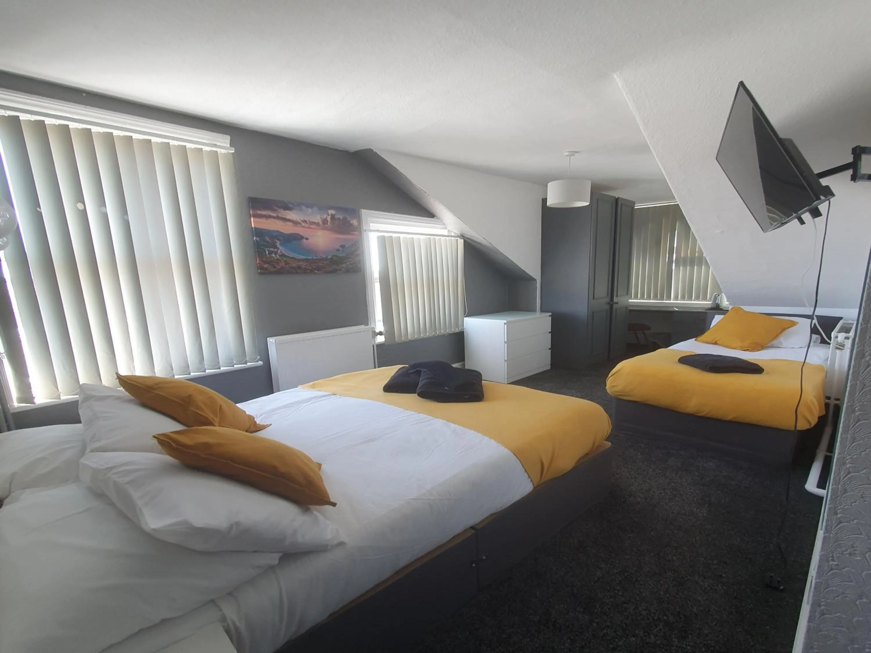 Bed in South Beach Kings Promenade Hotel