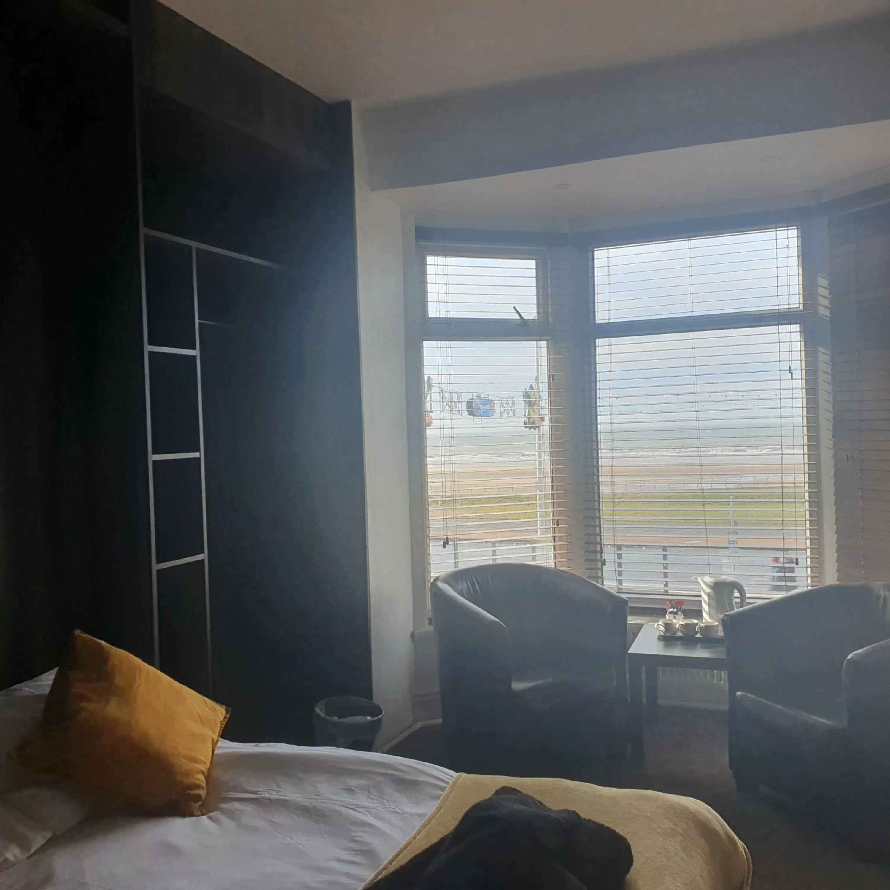 Bed in South Beach Kings Promenade Hotel