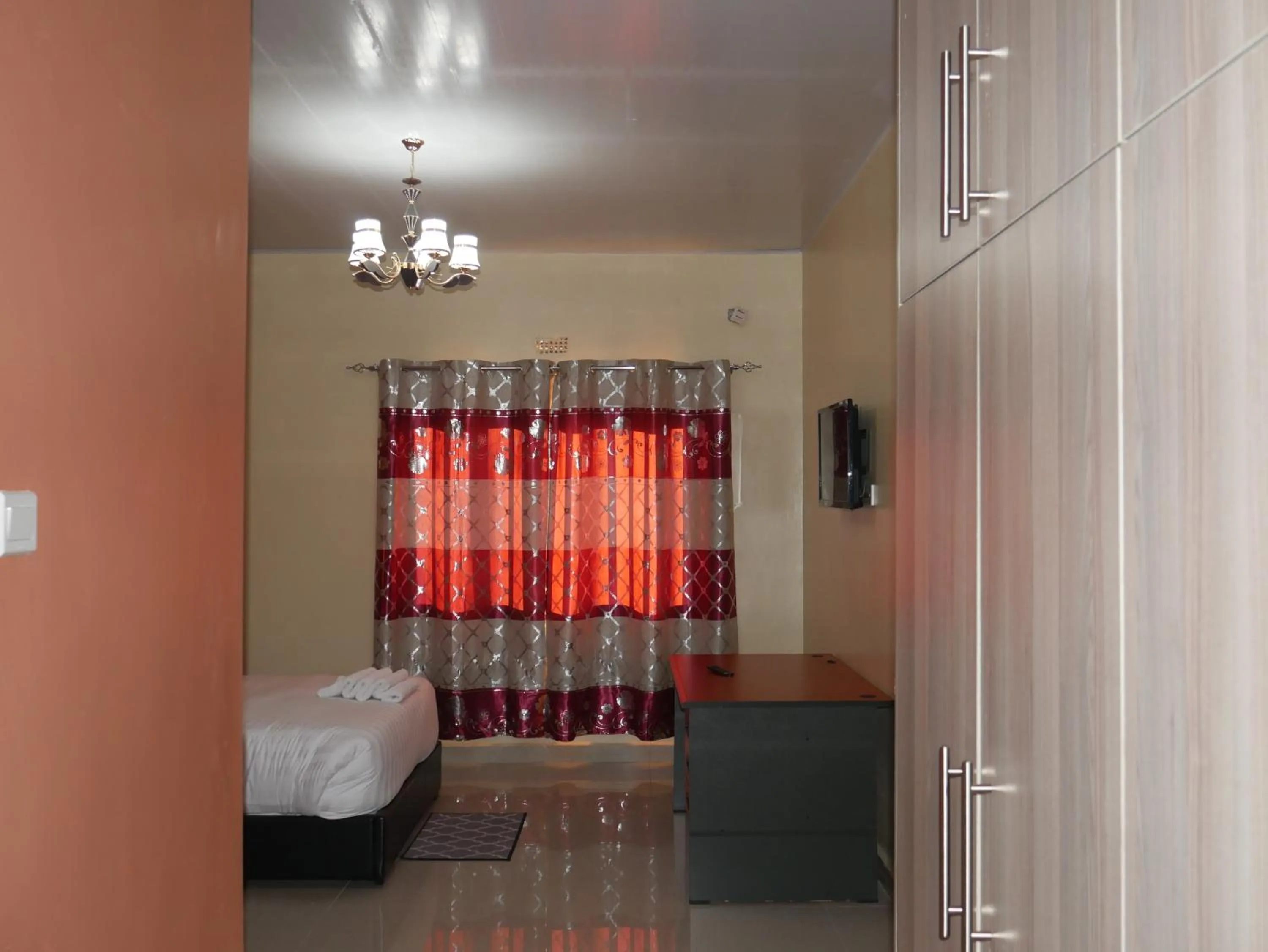 wardrobe, Bed in THE ESCAPE LODGE