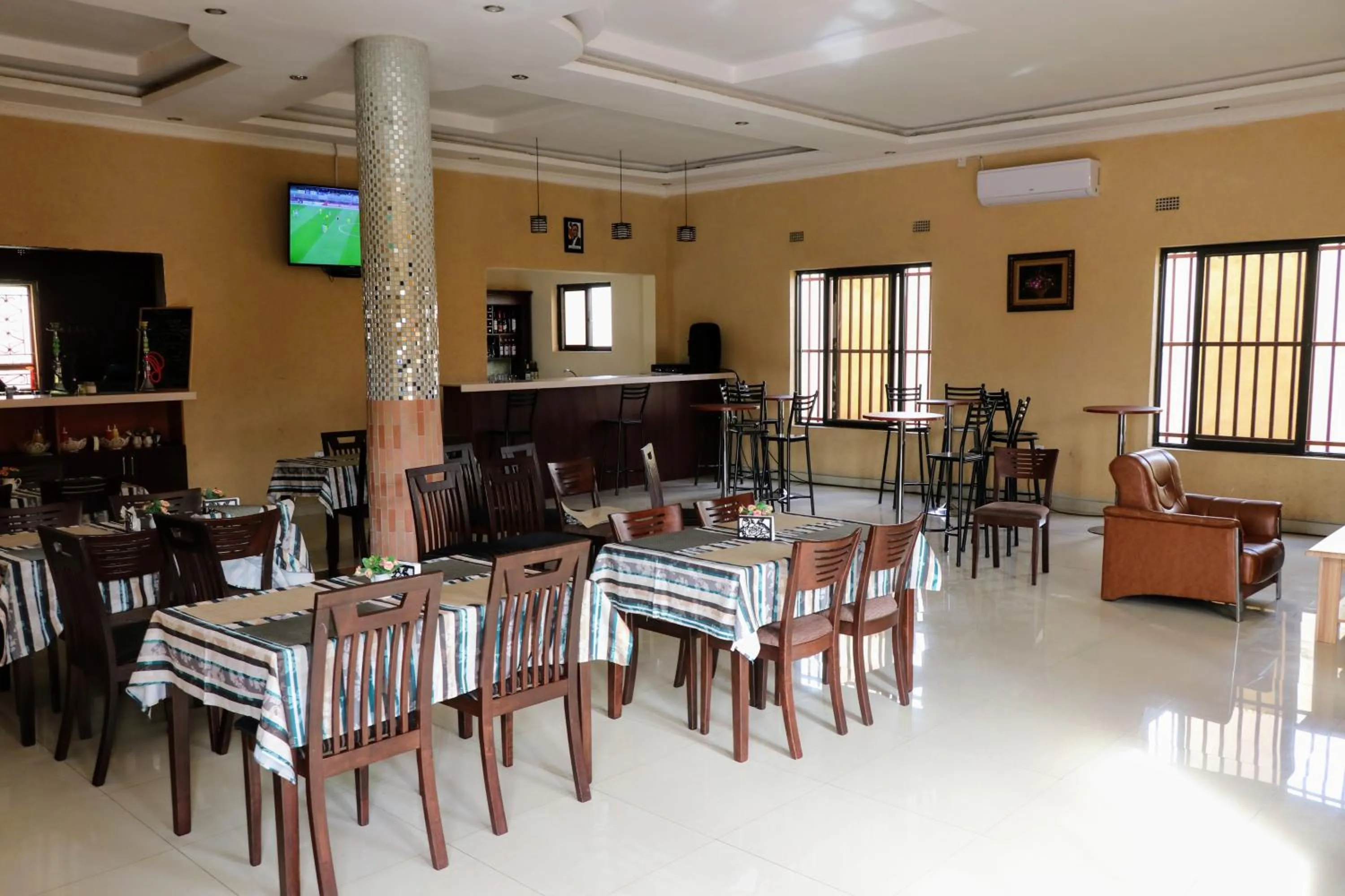 Restaurant/places to eat in THE ESCAPE LODGE