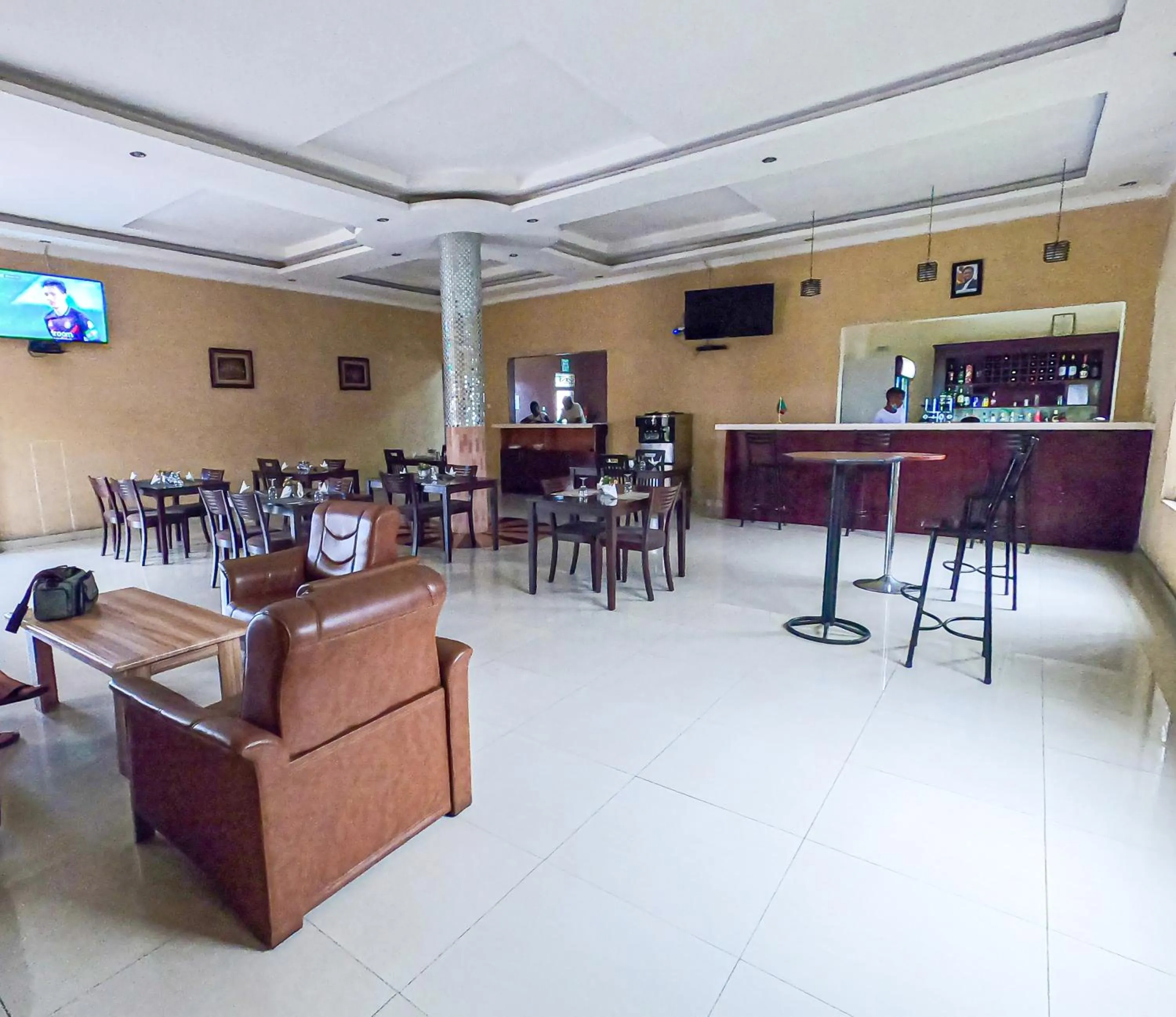 Restaurant/places to eat in THE ESCAPE LODGE