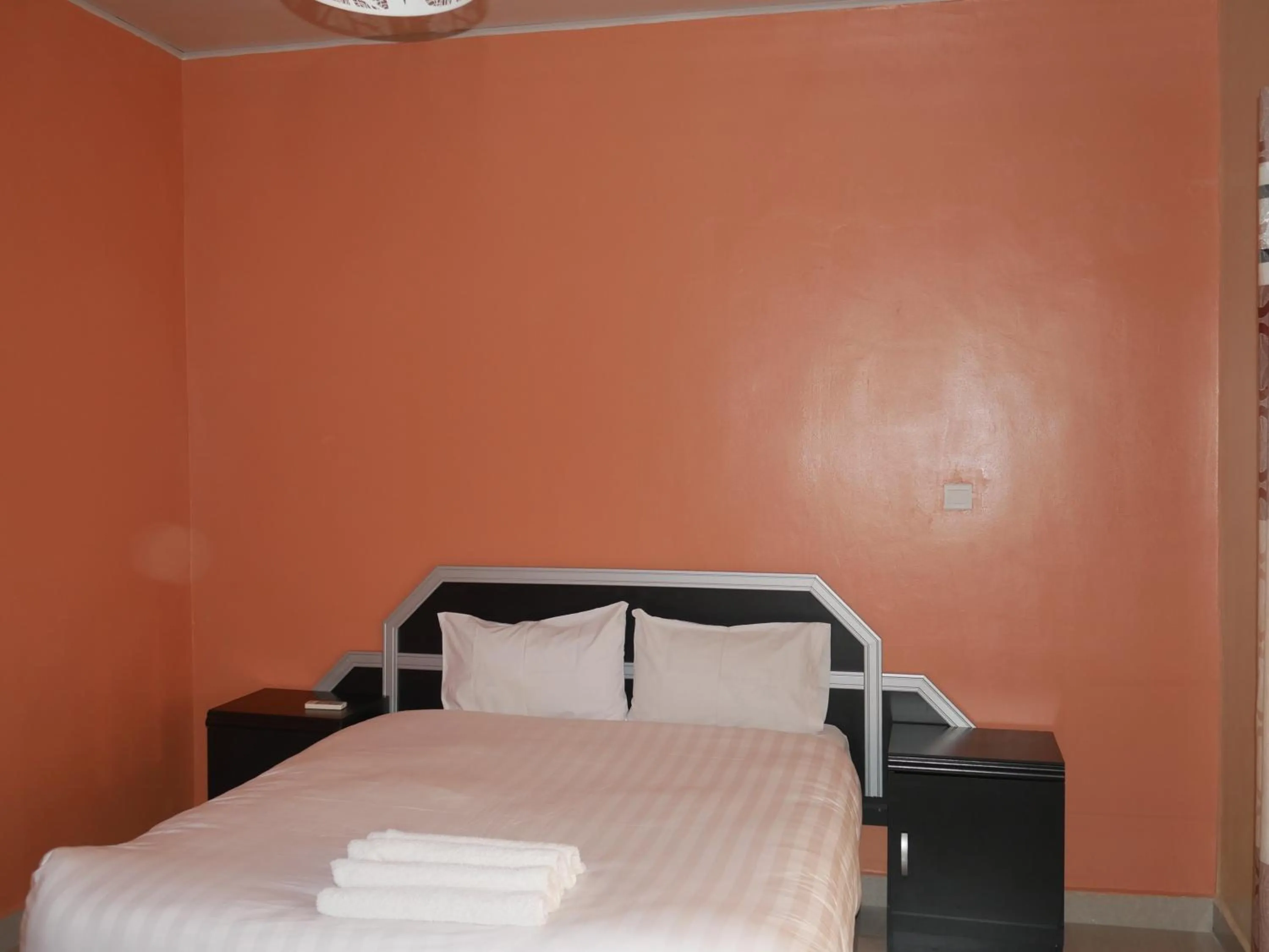 Bed in THE ESCAPE LODGE