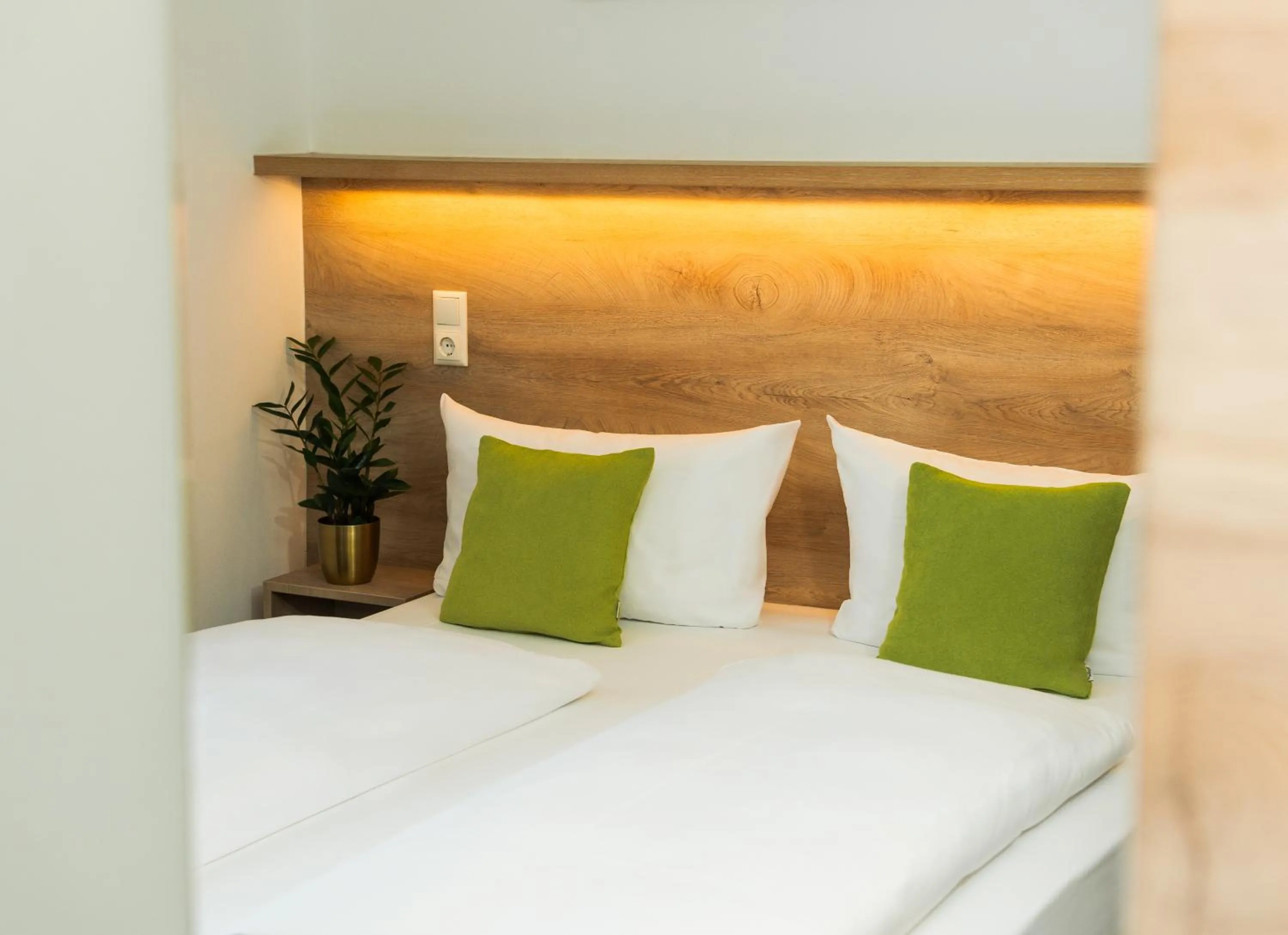 Bed in Hotel Perlach Allee by Blattl