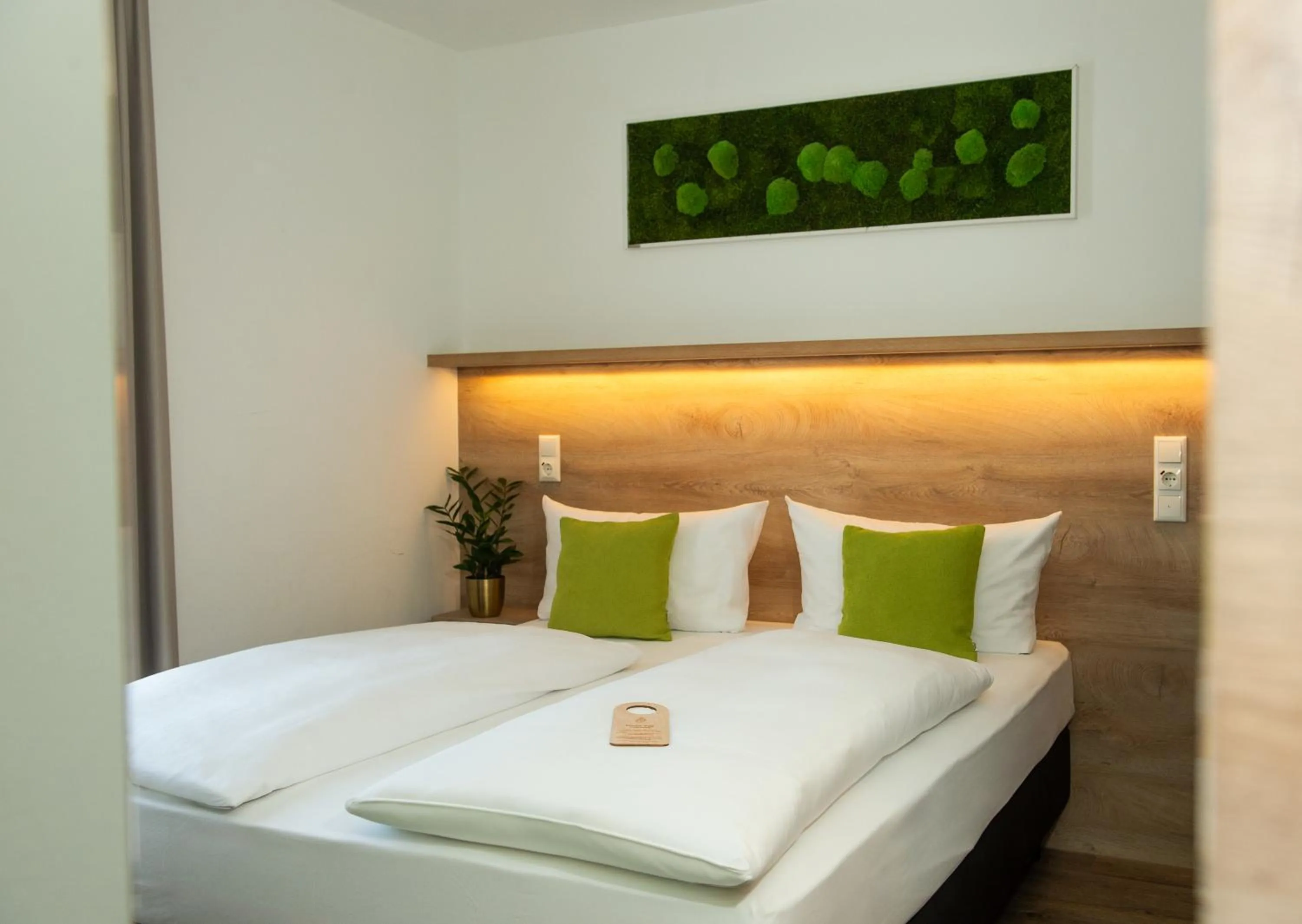 Bed in Hotel Perlach Allee by Blattl