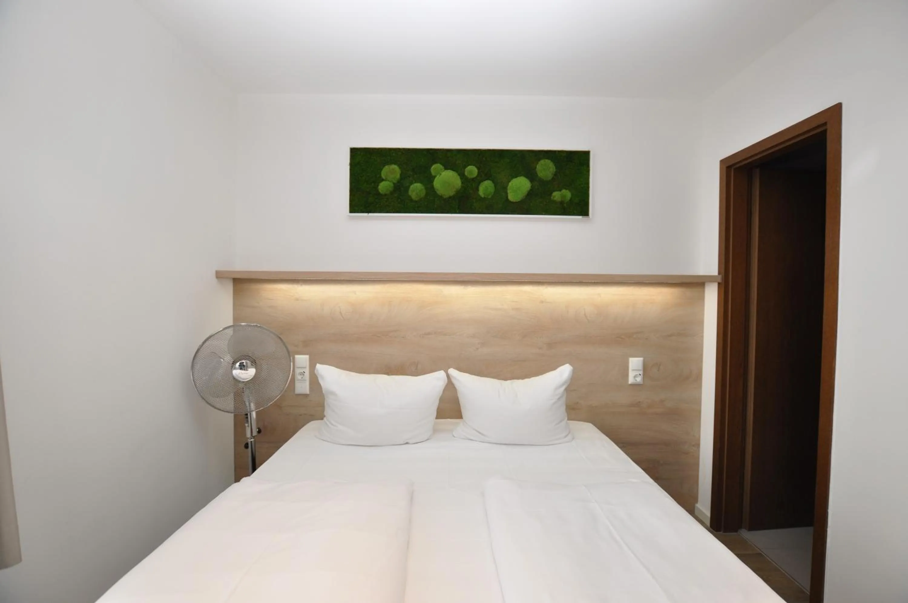 Bed in Hotel Perlach Allee by Blattl