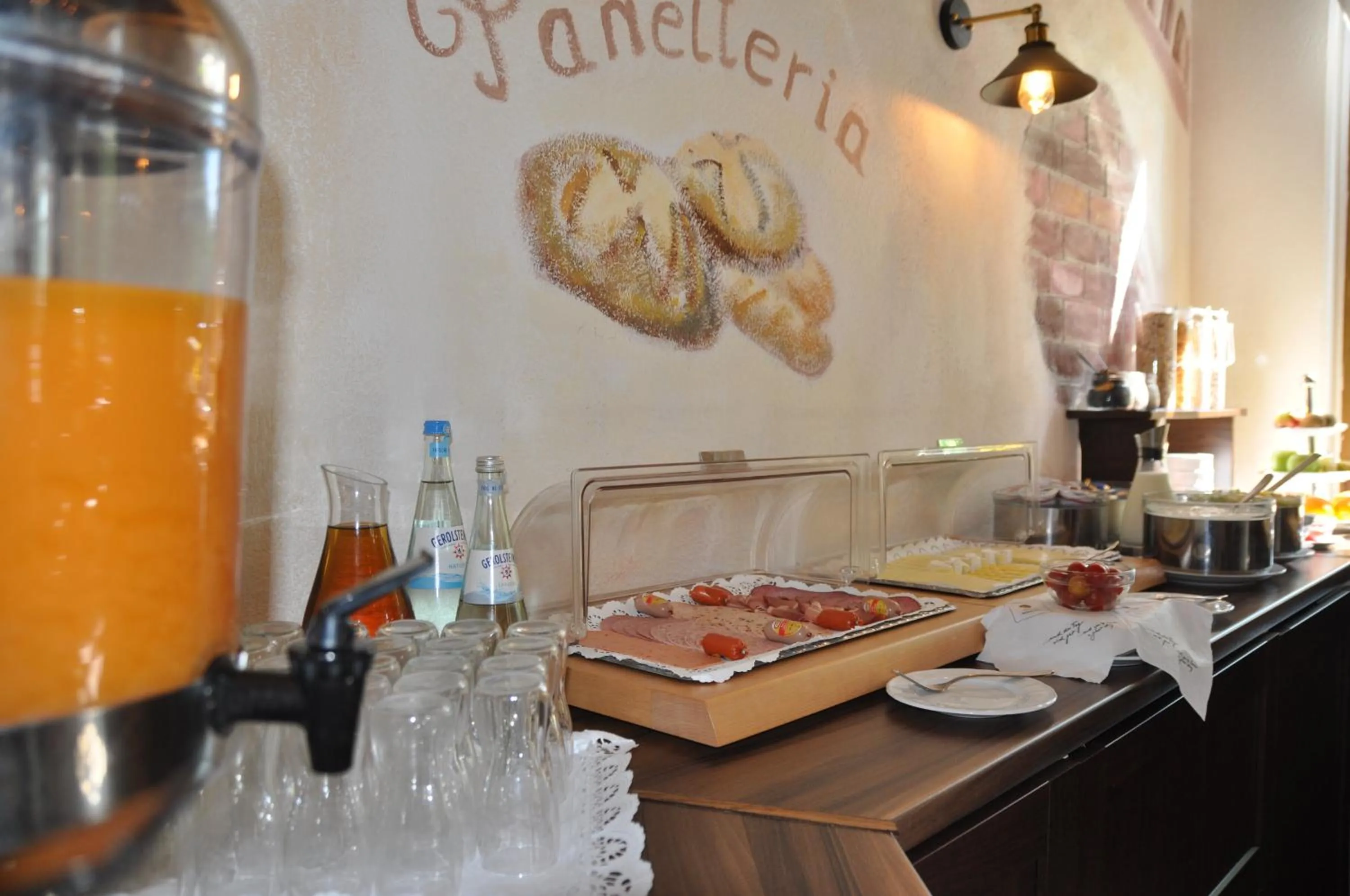 Restaurant/places to eat in Hotel Perlach Allee by Blattl