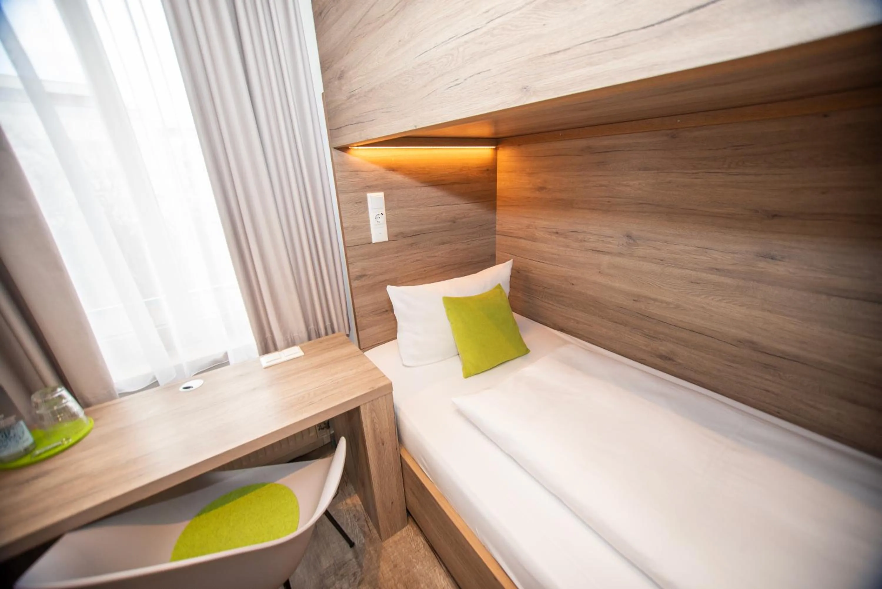 Bed in Hotel Perlach Allee by Blattl