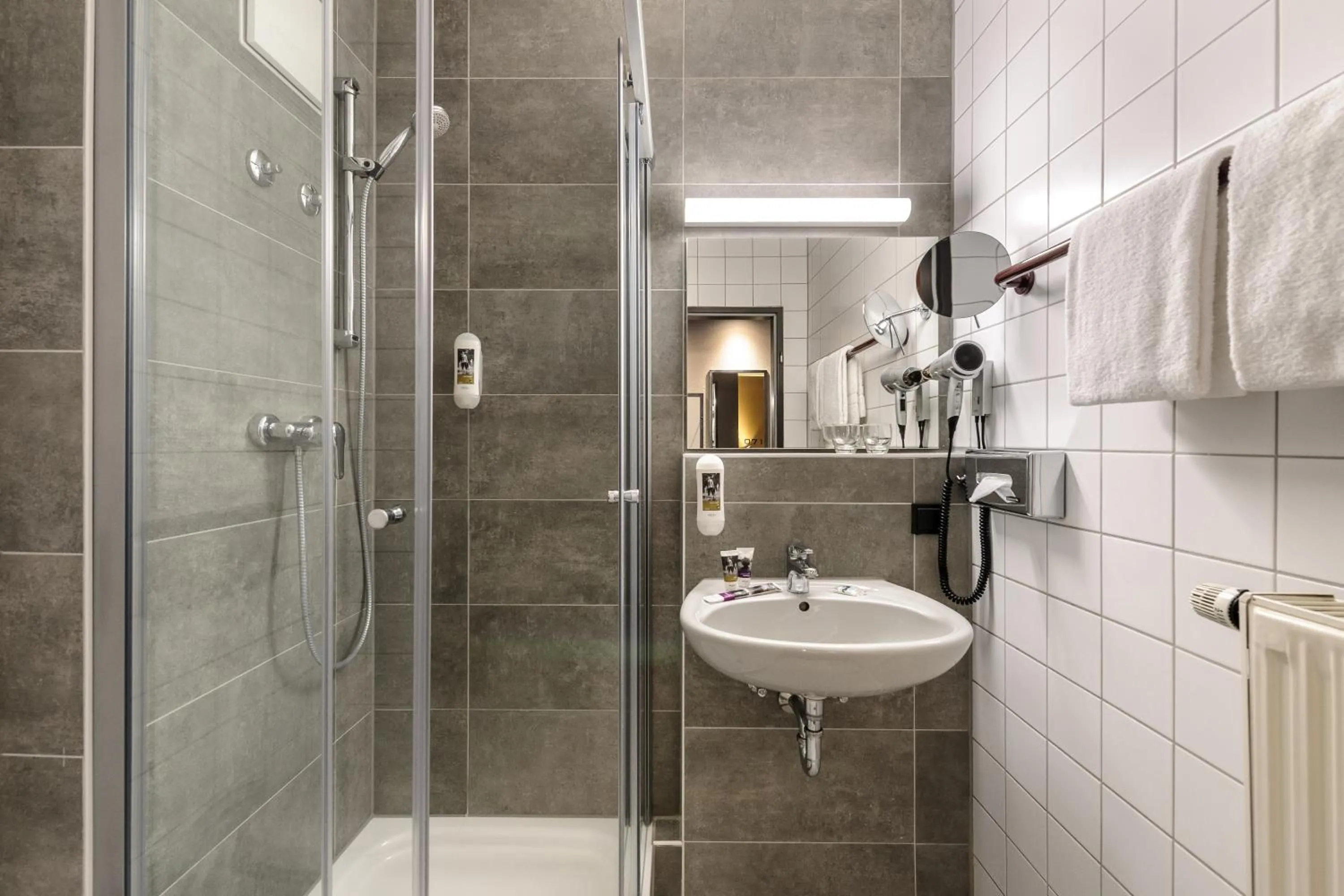 Shower in Mercure Stuttgart Zuffenhausen