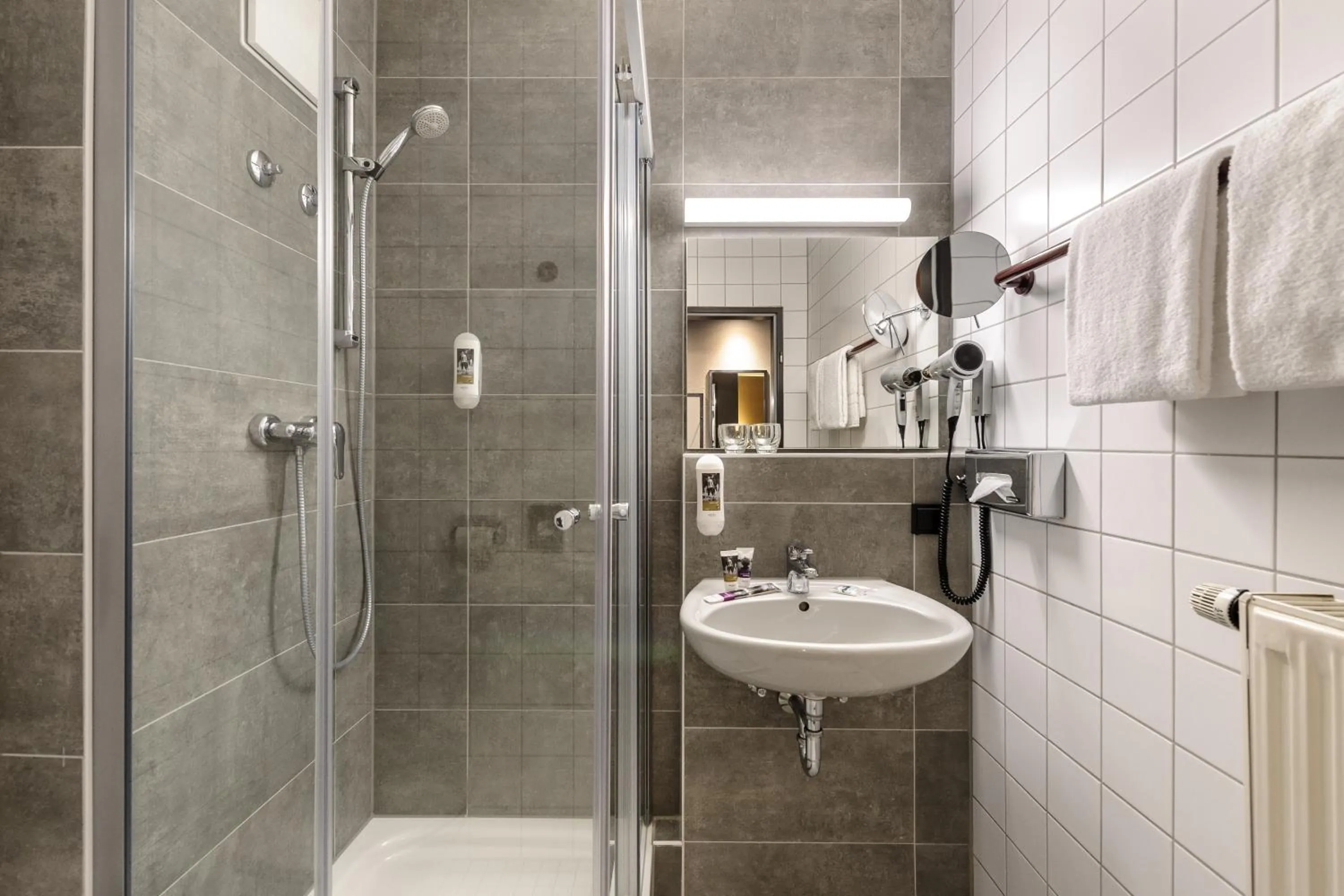 Shower in Mercure Stuttgart Zuffenhausen