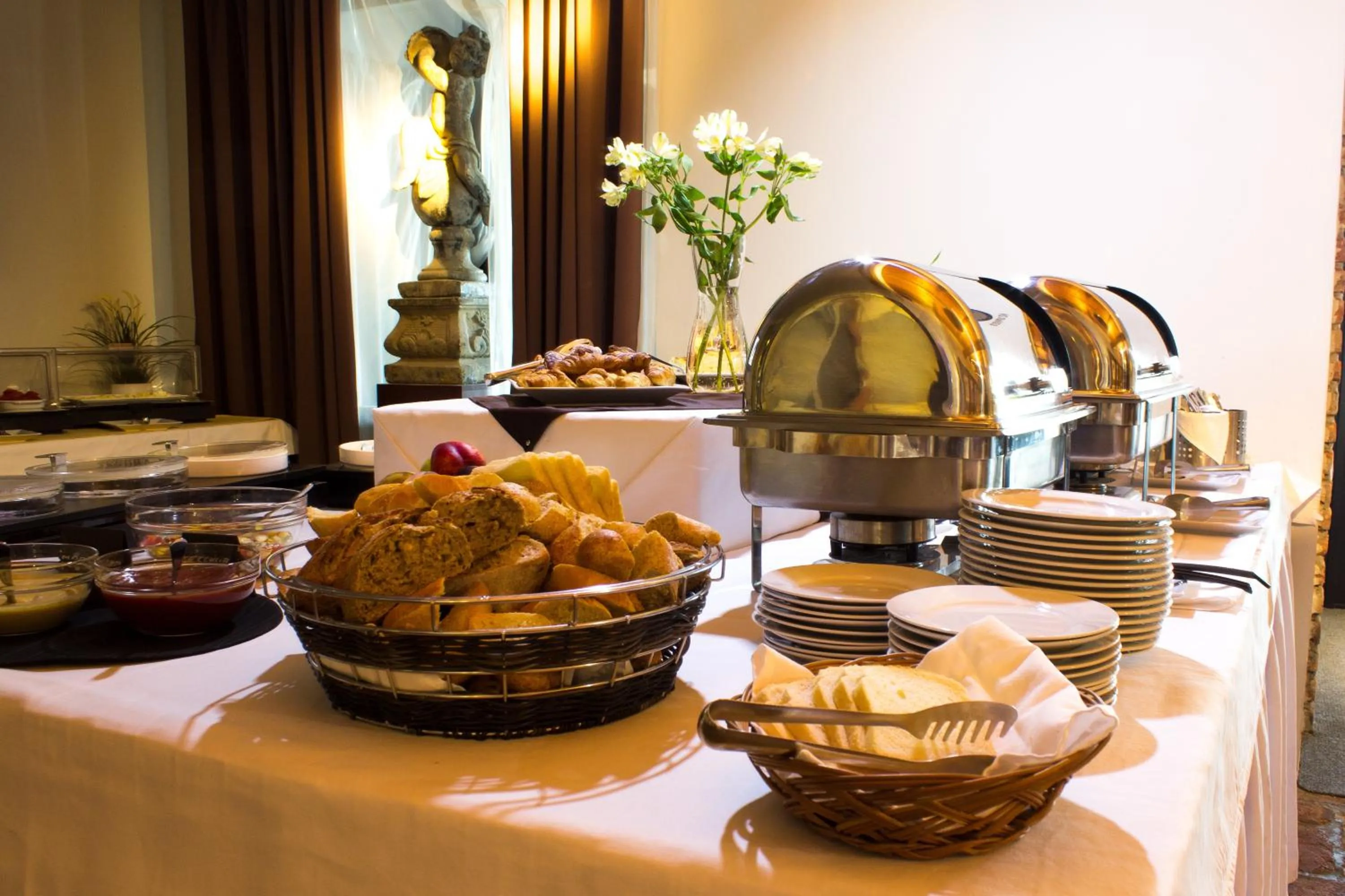 Breakfast in Sand Martin