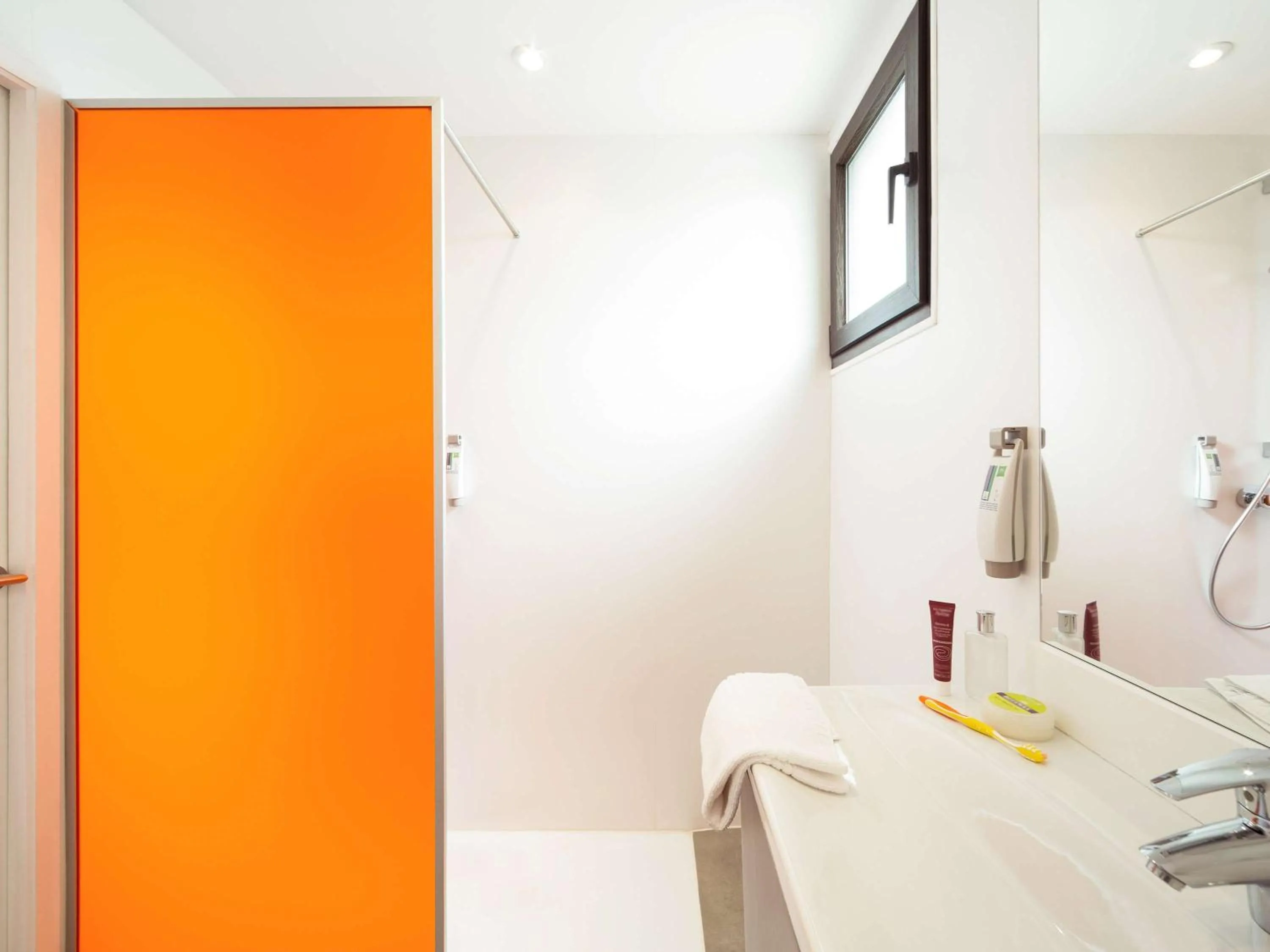 Photo of the whole room in ibis Styles Niort Poitou Charentes