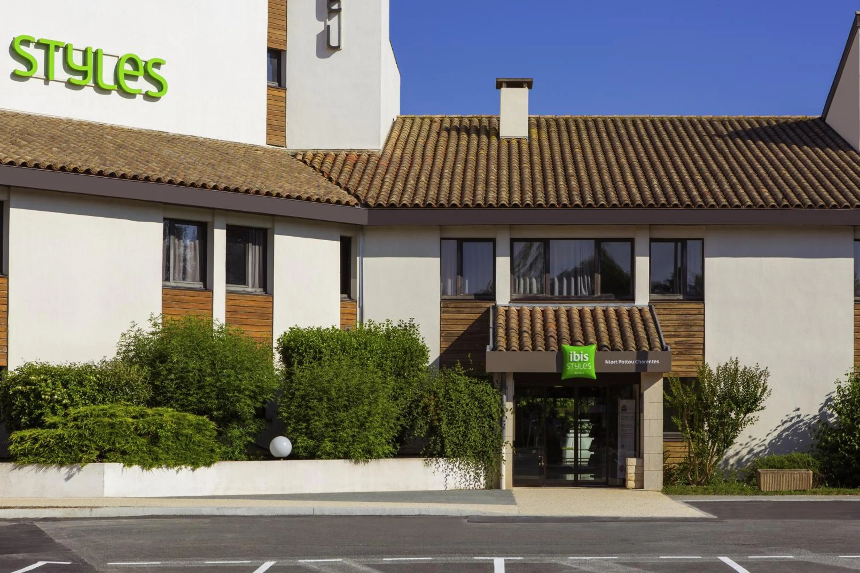 Facade/entrance in ibis Styles Niort Poitou Charentes