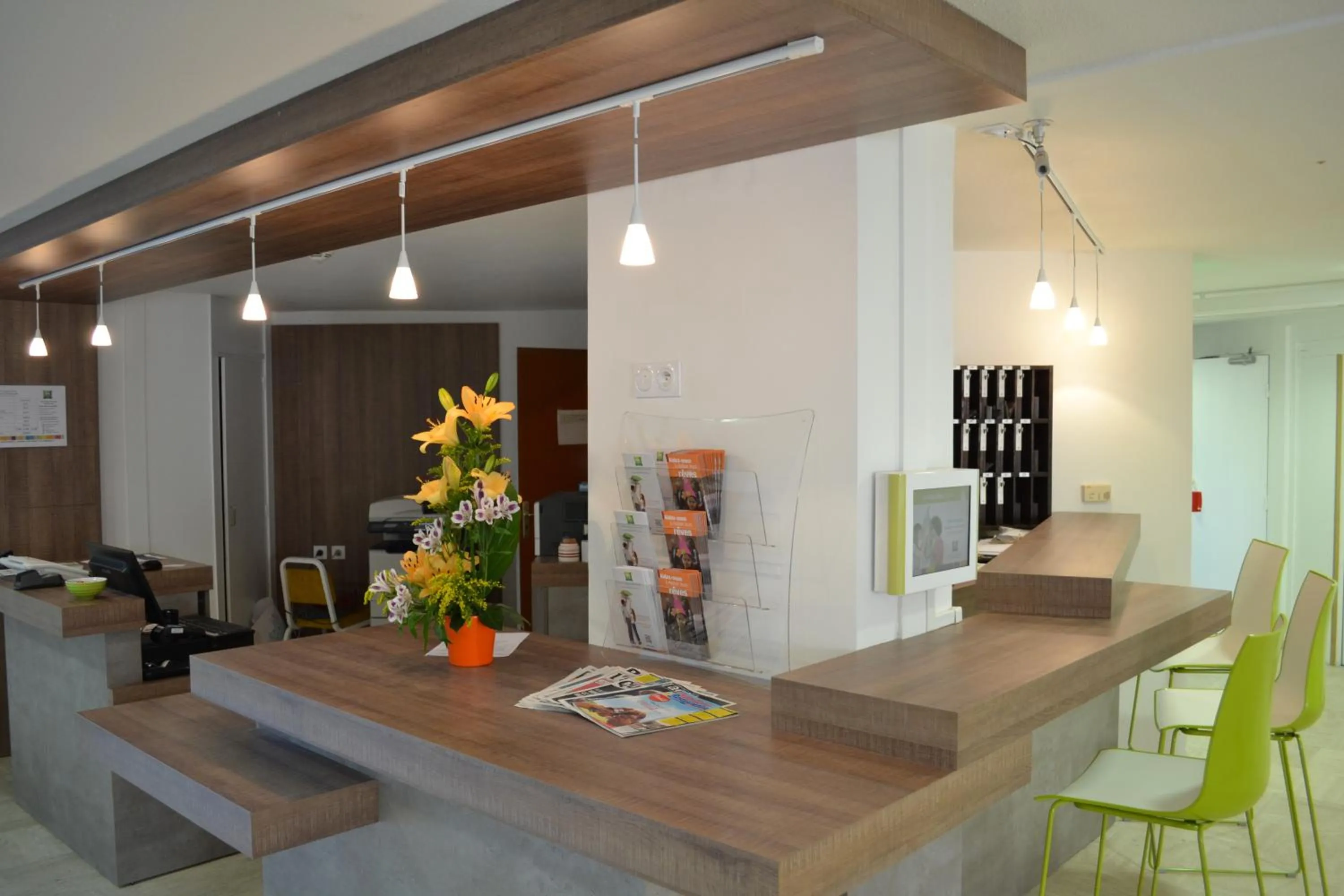 Lobby or reception in ibis Styles Niort Poitou Charentes