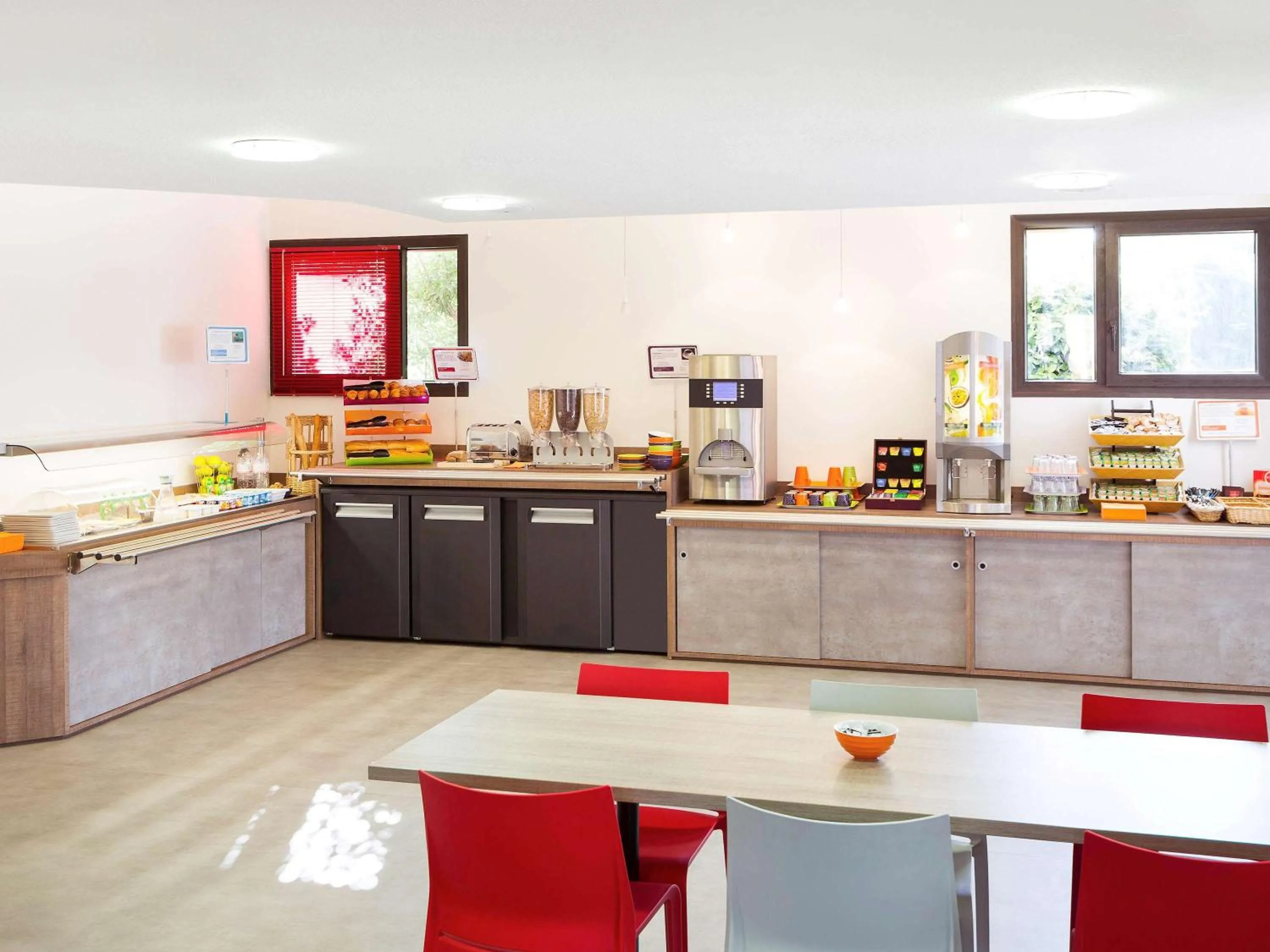 Restaurant/places to eat in ibis Styles Niort Poitou Charentes