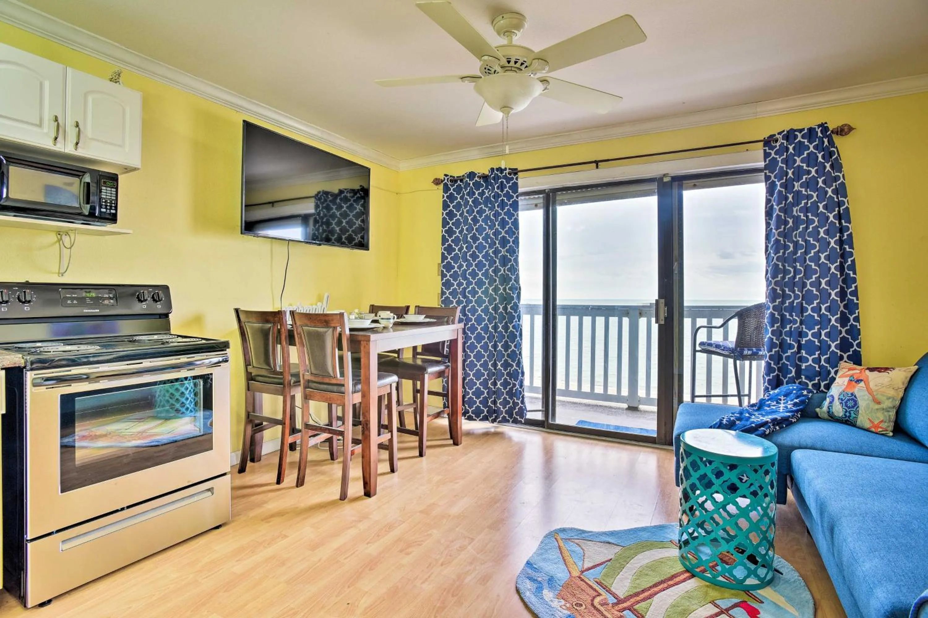 Corpus Christi Beachfront Condo with Pool Access!