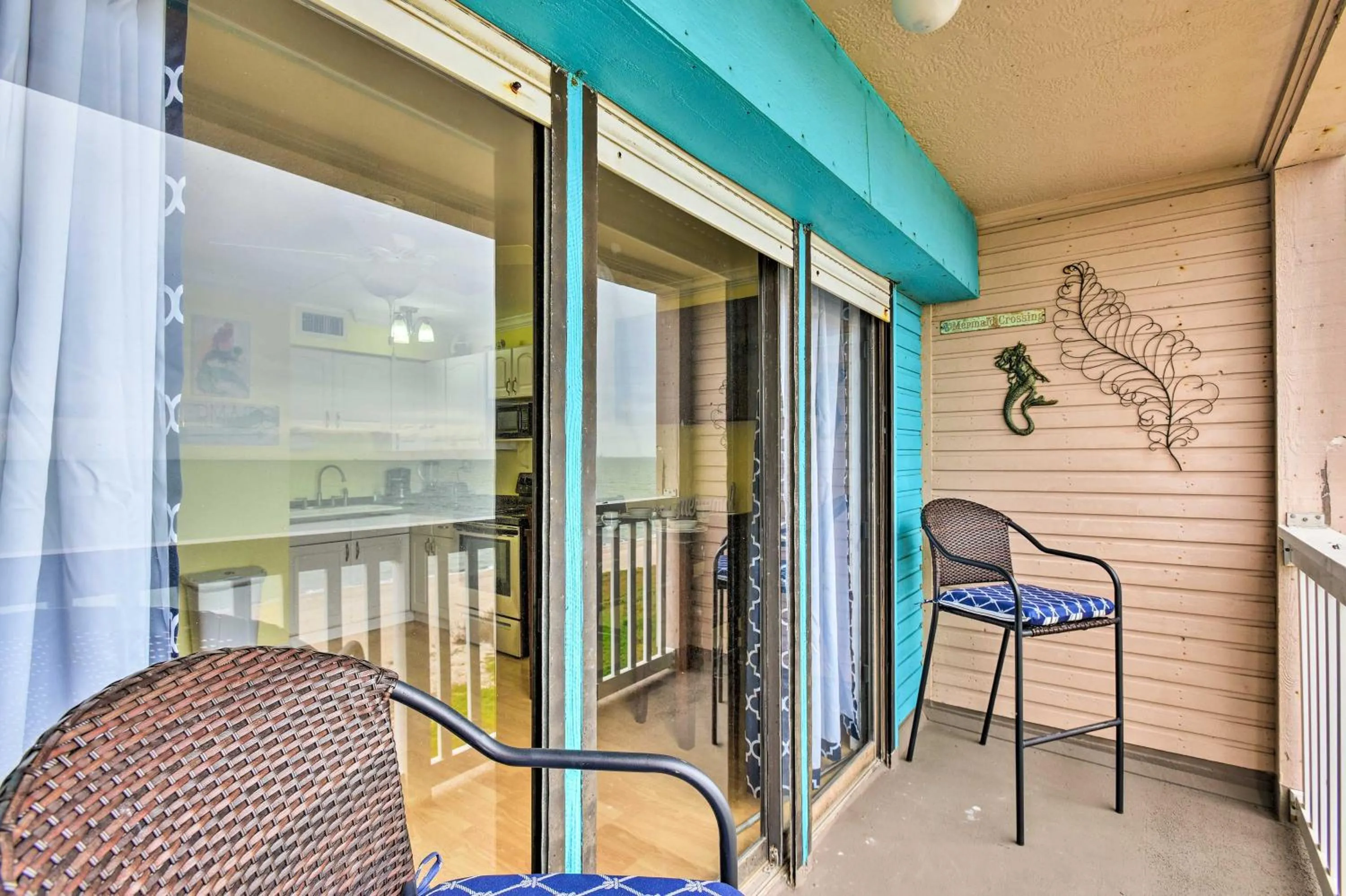 Corpus Christi Beachfront Condo with Pool Access!