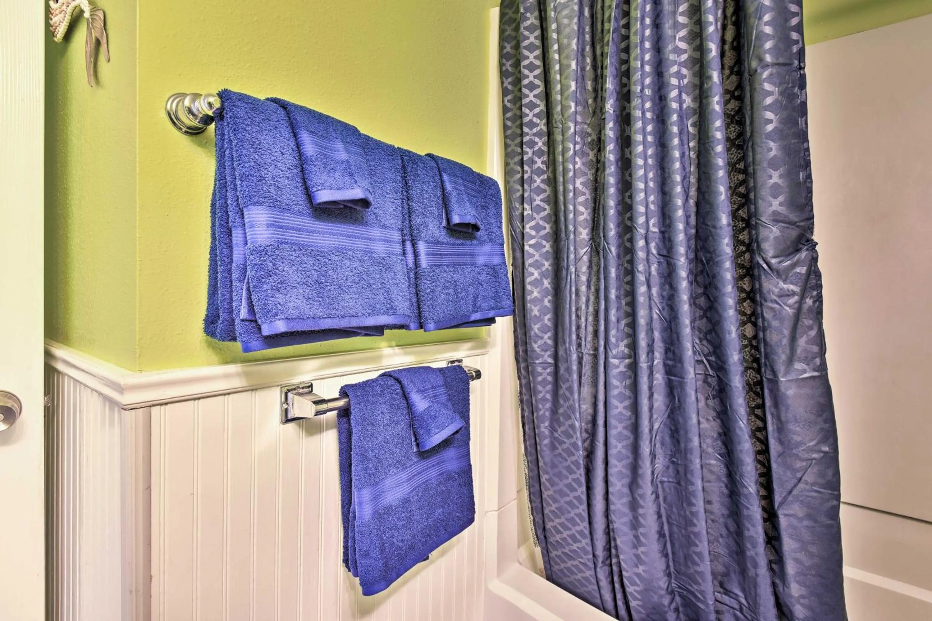 Corpus Christi Beachfront Condo with Pool Access!