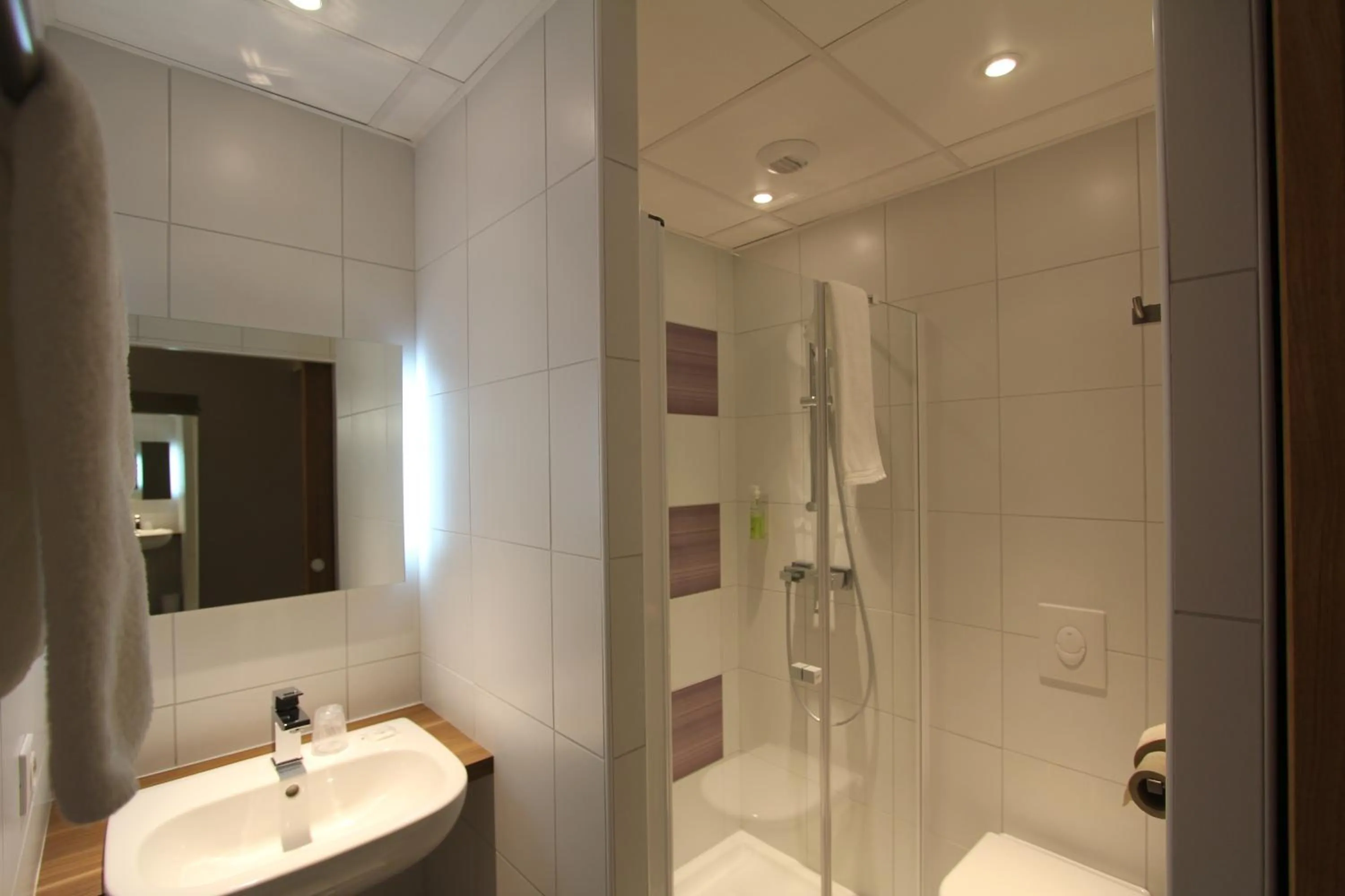 Bathroom in ibis Styles Castres