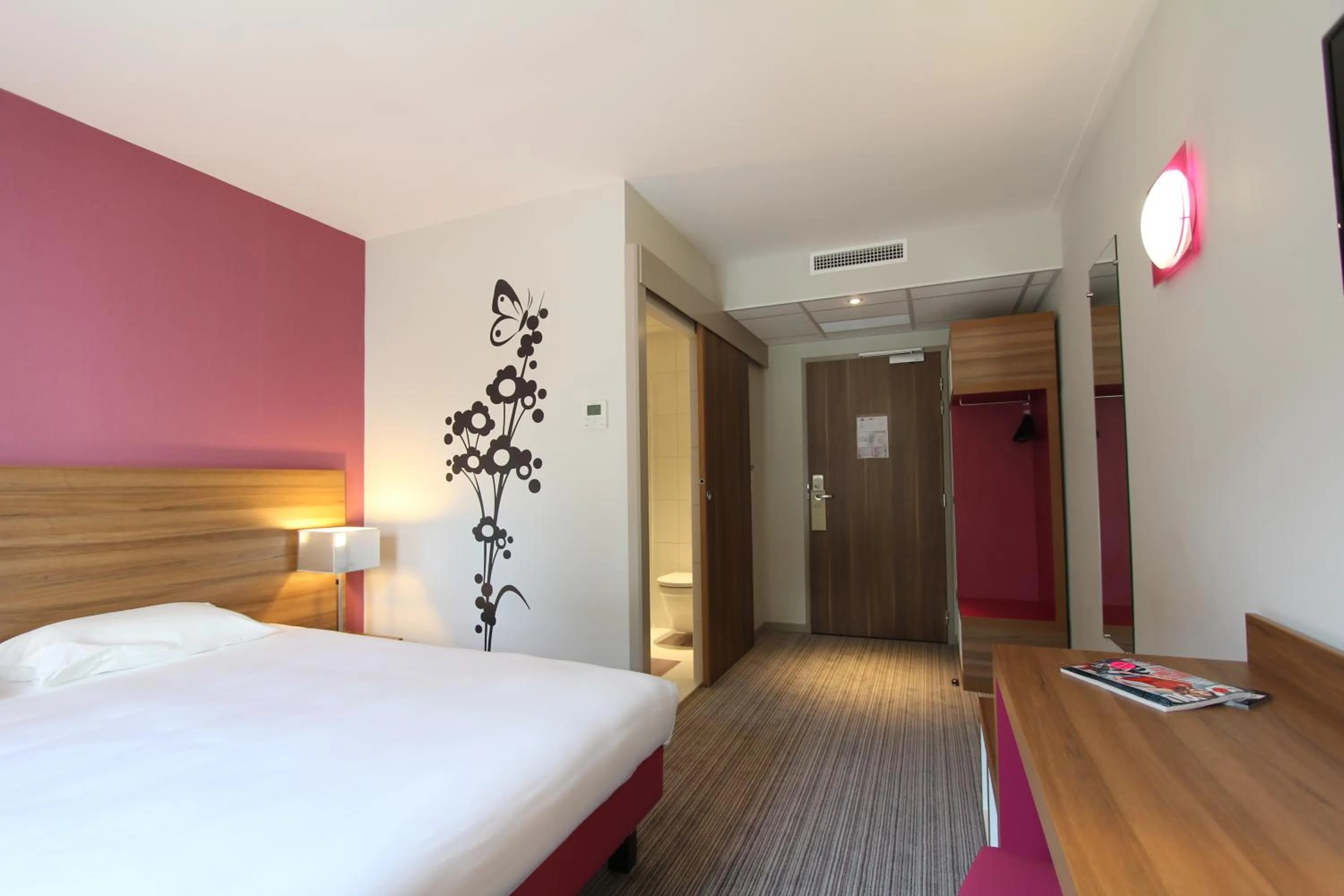Photo of the whole room, Bed in ibis Styles Castres