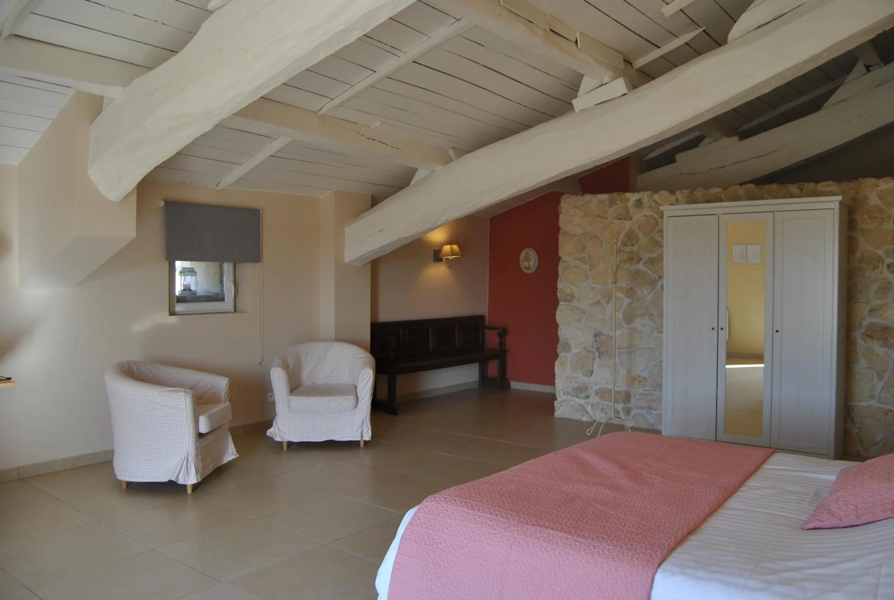 Photo of the whole room, Bed in La Grange de La Dupuise