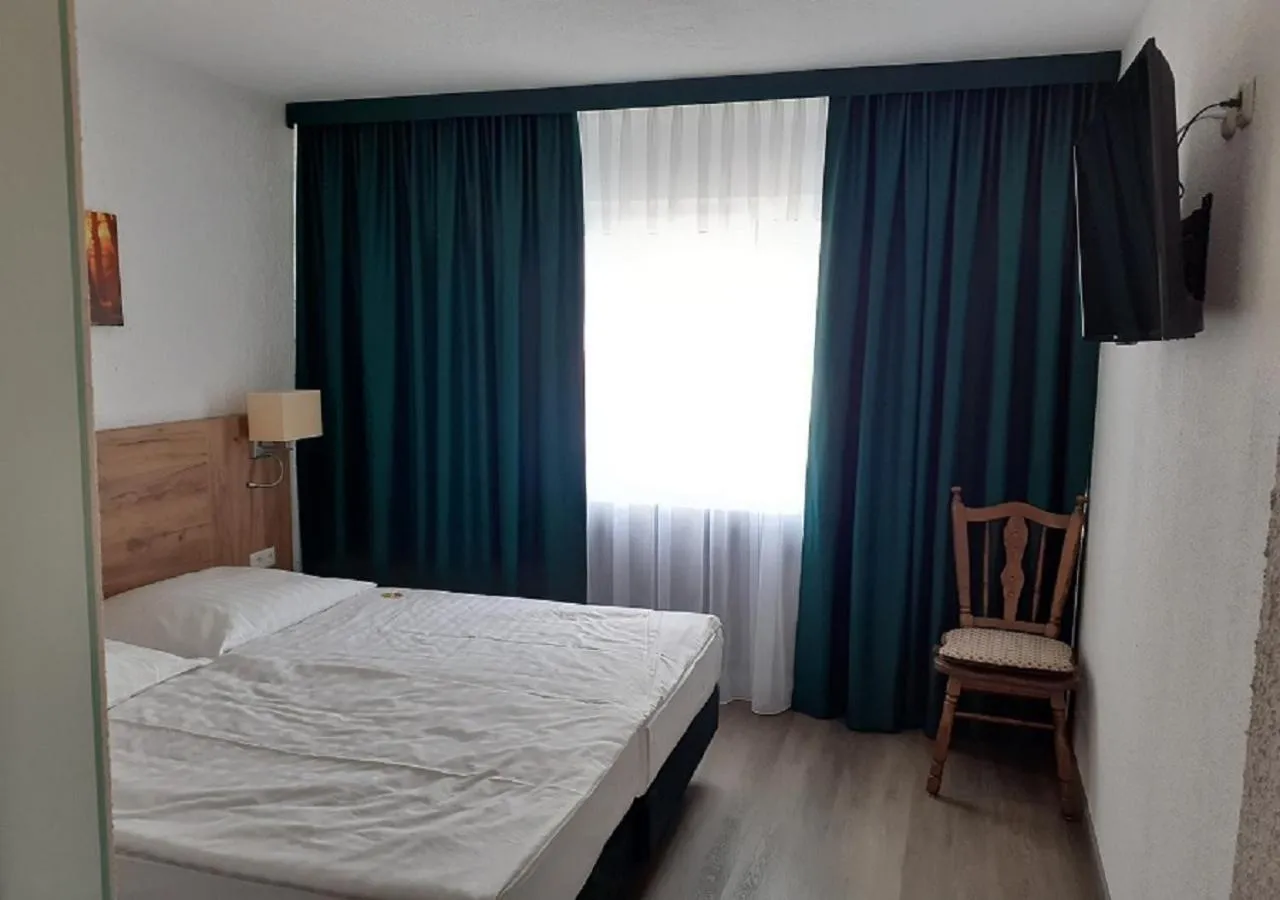 Bed in Land-gut-Hotel Zum alten Forsthaus - Aufladestation für Elektroautos