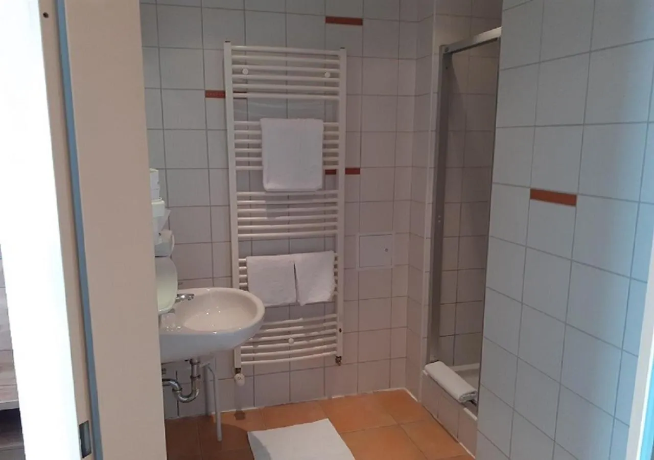 Bathroom in Land-gut-Hotel Zum alten Forsthaus - Aufladestation für Elektroautos