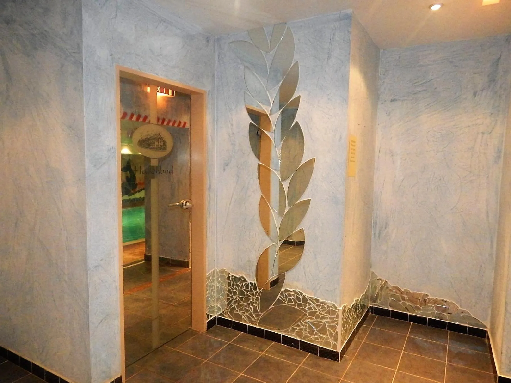 Swimming pool in Land-gut-Hotel Zum alten Forsthaus - Aufladestation für Elektroautos