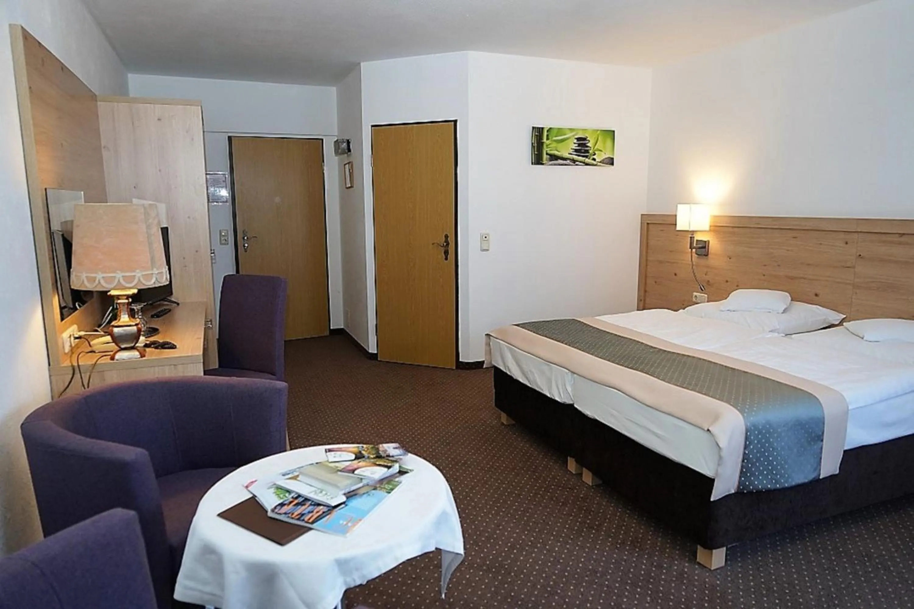 Photo of the whole room, Bed in Land-gut-Hotel Zum alten Forsthaus - Aufladestation für Elektroautos