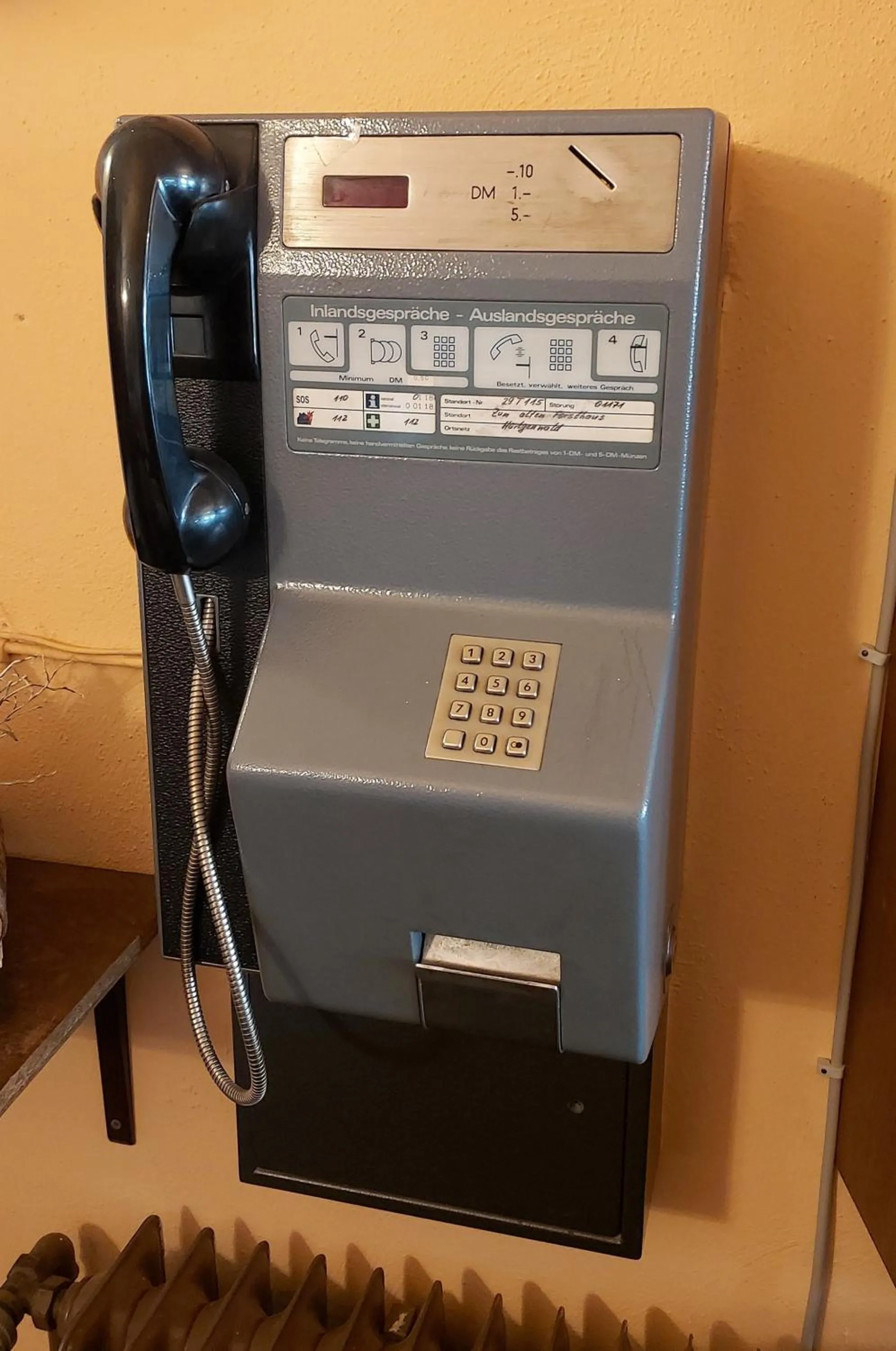 Decorative detail in Land-gut-Hotel Zum alten Forsthaus - Aufladestation für Elektroautos