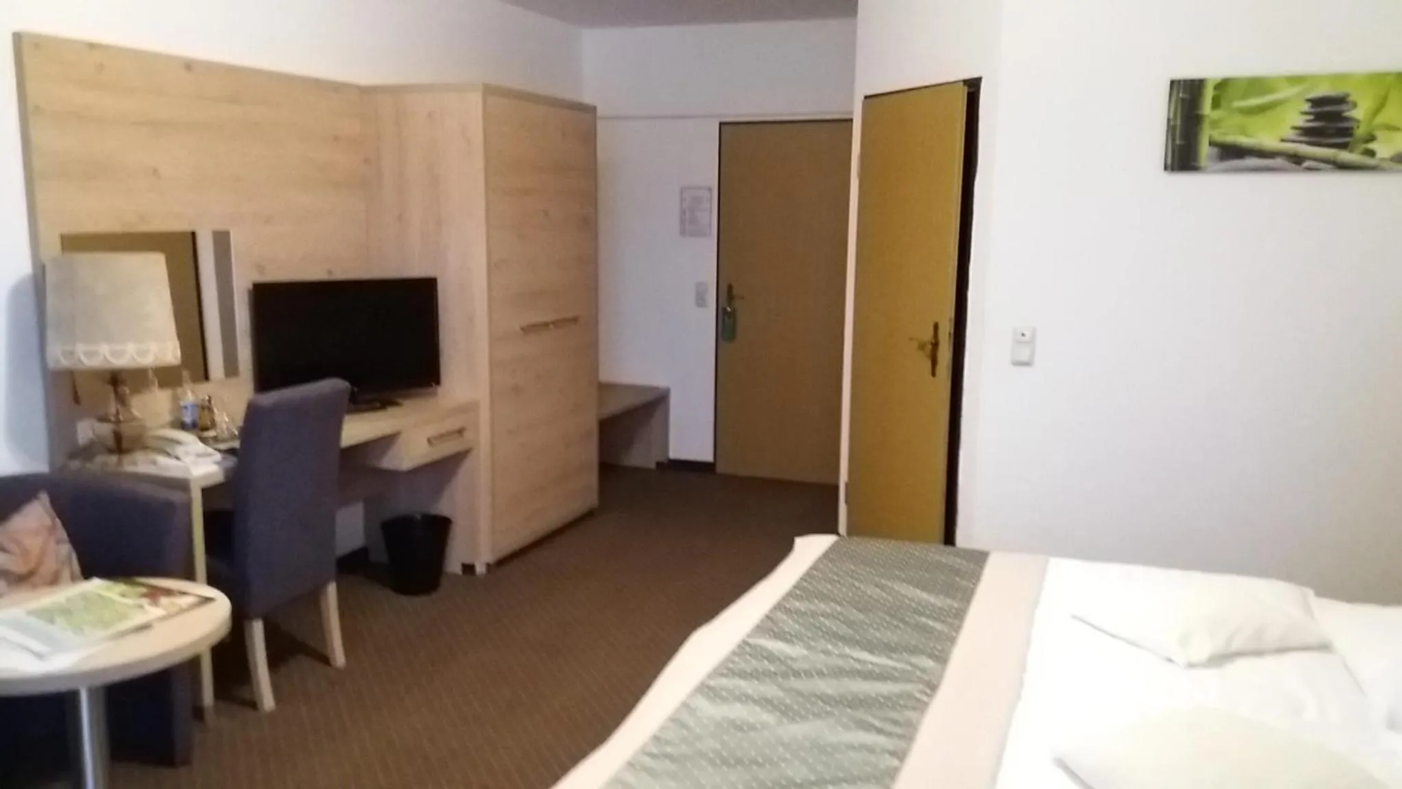 Photo of the whole room, Bed in Land-gut-Hotel Zum alten Forsthaus - Aufladestation für Elektroautos