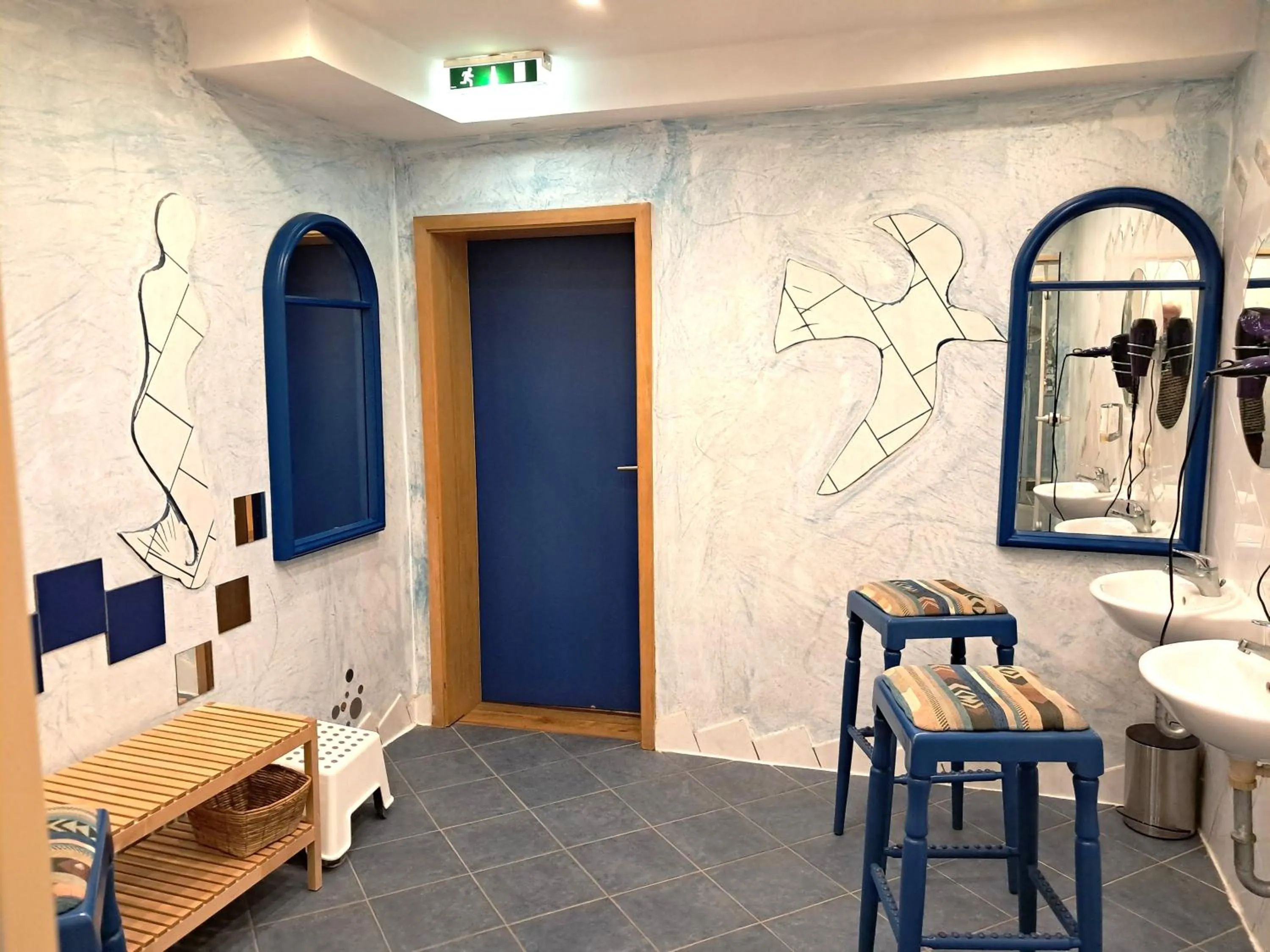 Swimming pool in Land-gut-Hotel Zum alten Forsthaus - Aufladestation für Elektroautos