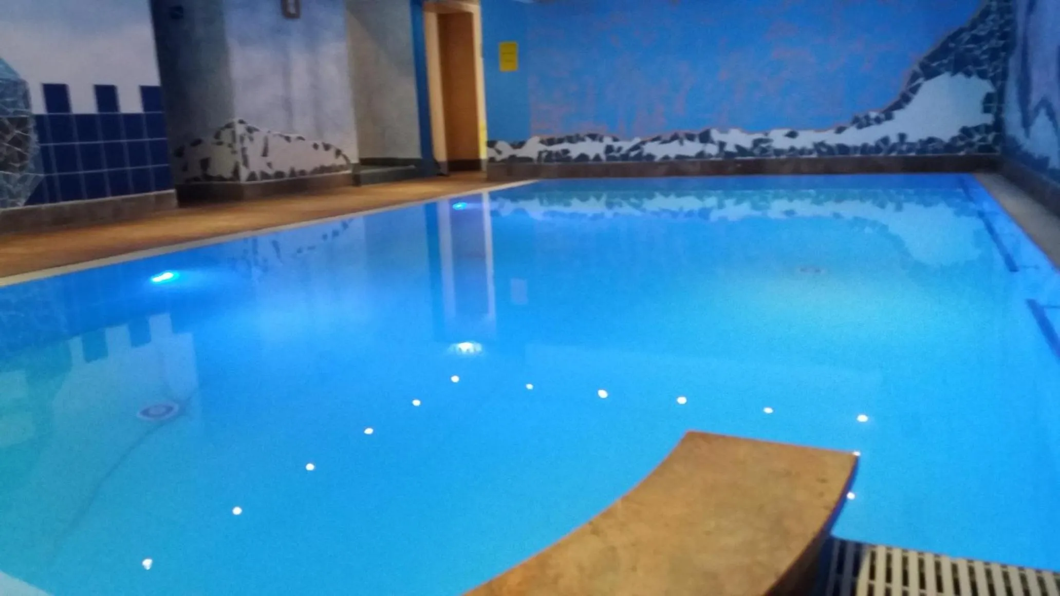 Swimming pool in Land-gut-Hotel Zum alten Forsthaus - Aufladestation für Elektroautos