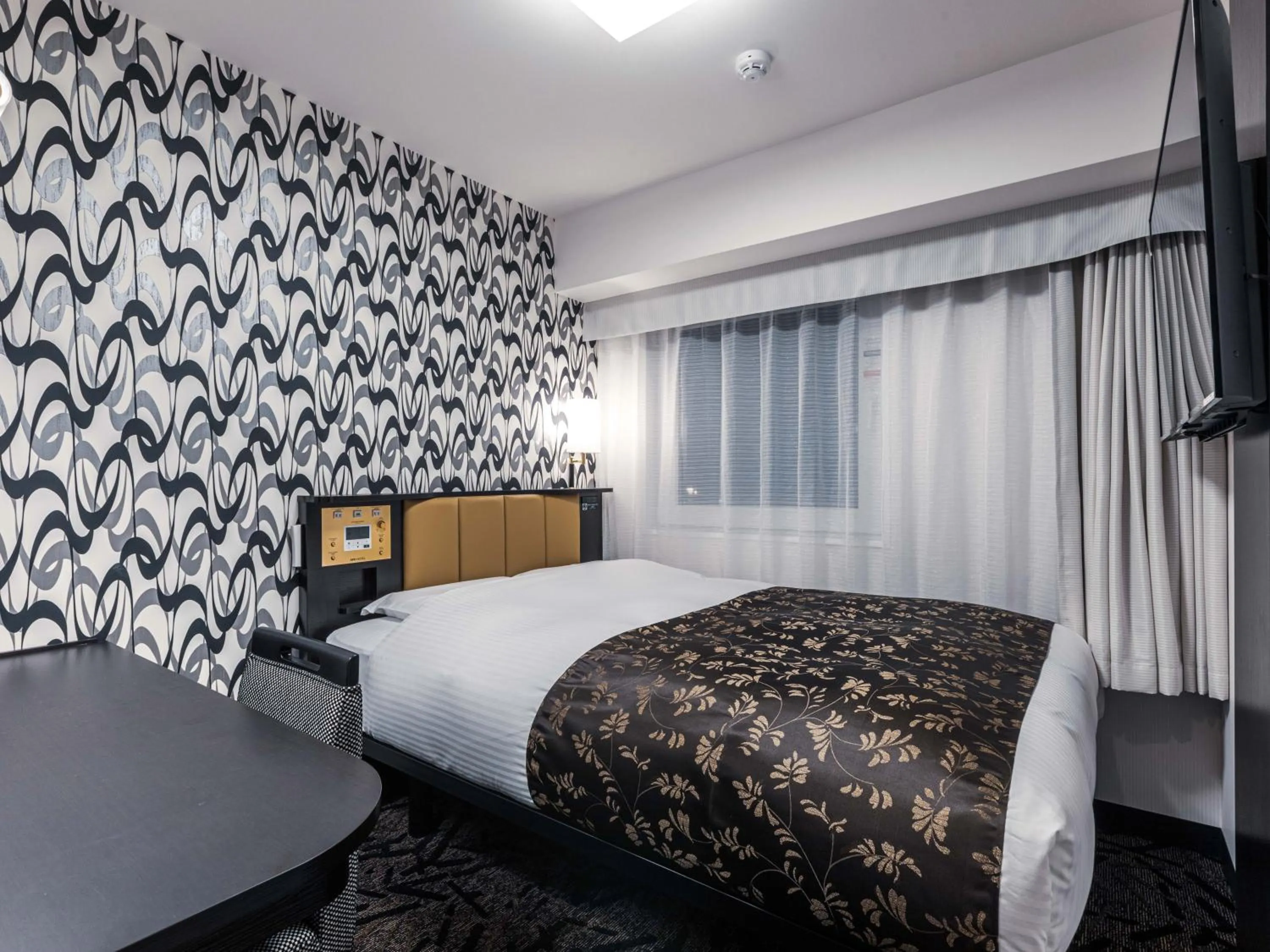 Photo of the whole room, Bed in APA Hotel Shin Osaka Ekimae