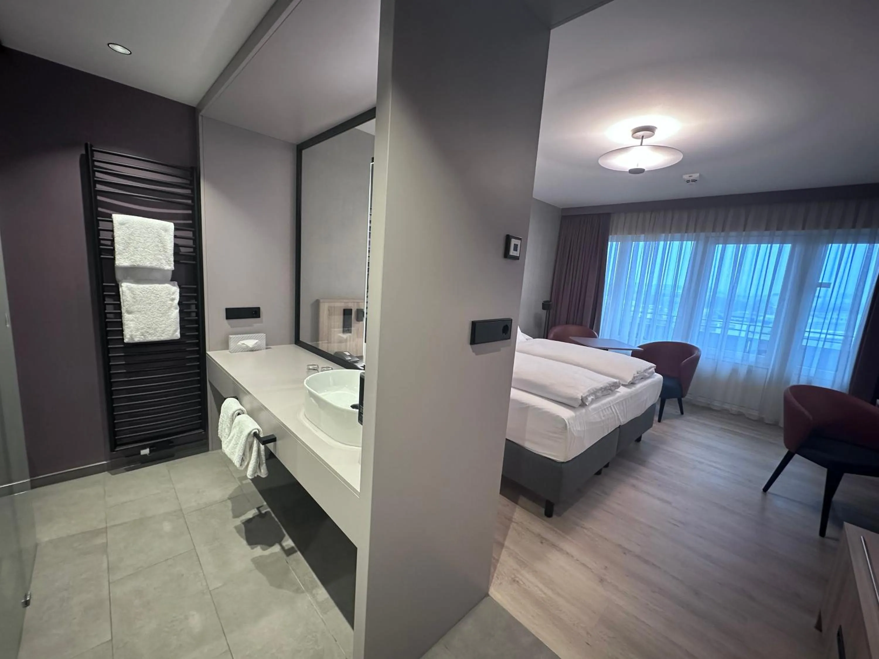 Toilet, Bed in Apartment-Hotel Hamburg Mitte