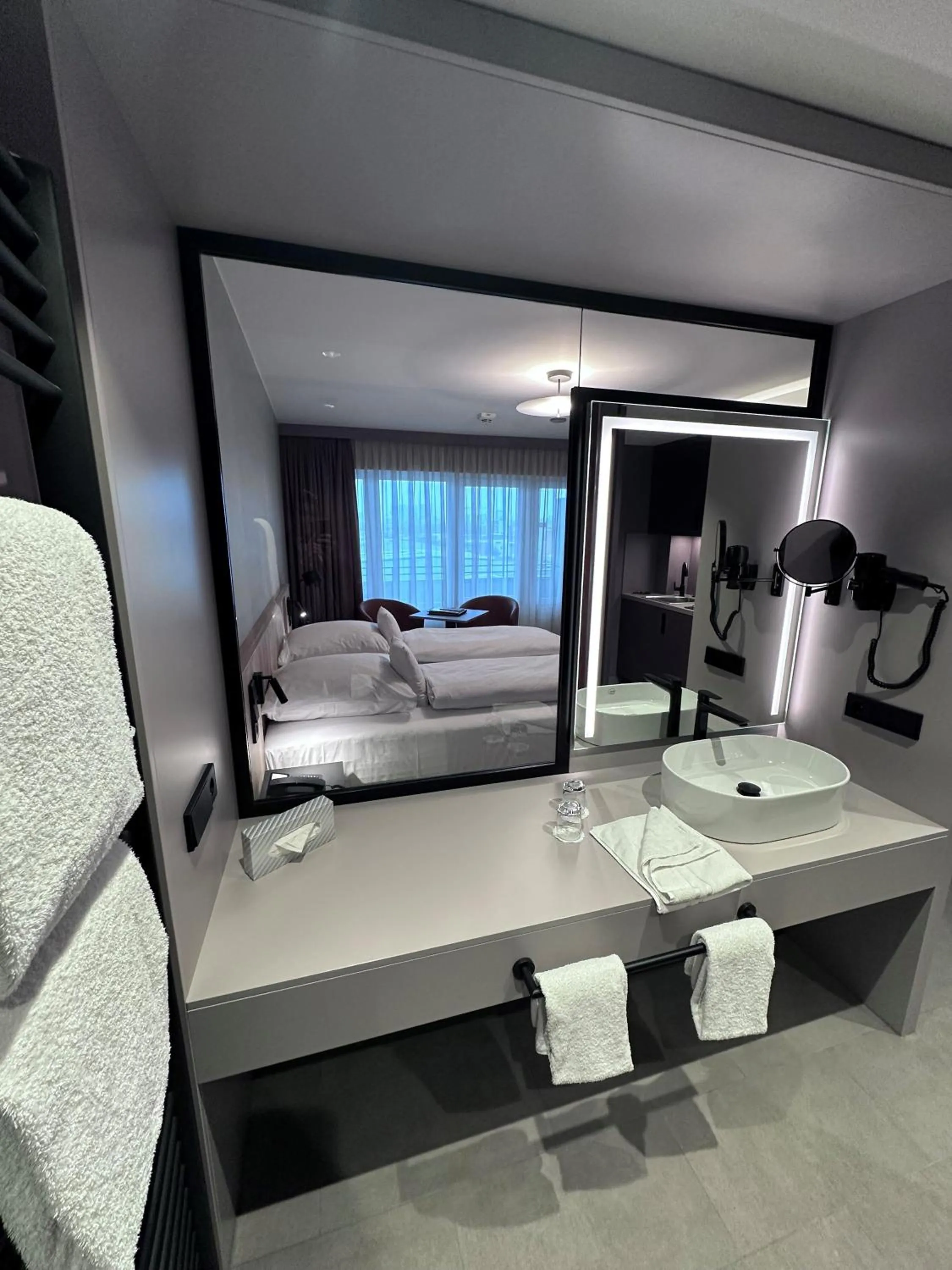 Bathroom, Bed in Apartment-Hotel Hamburg Mitte