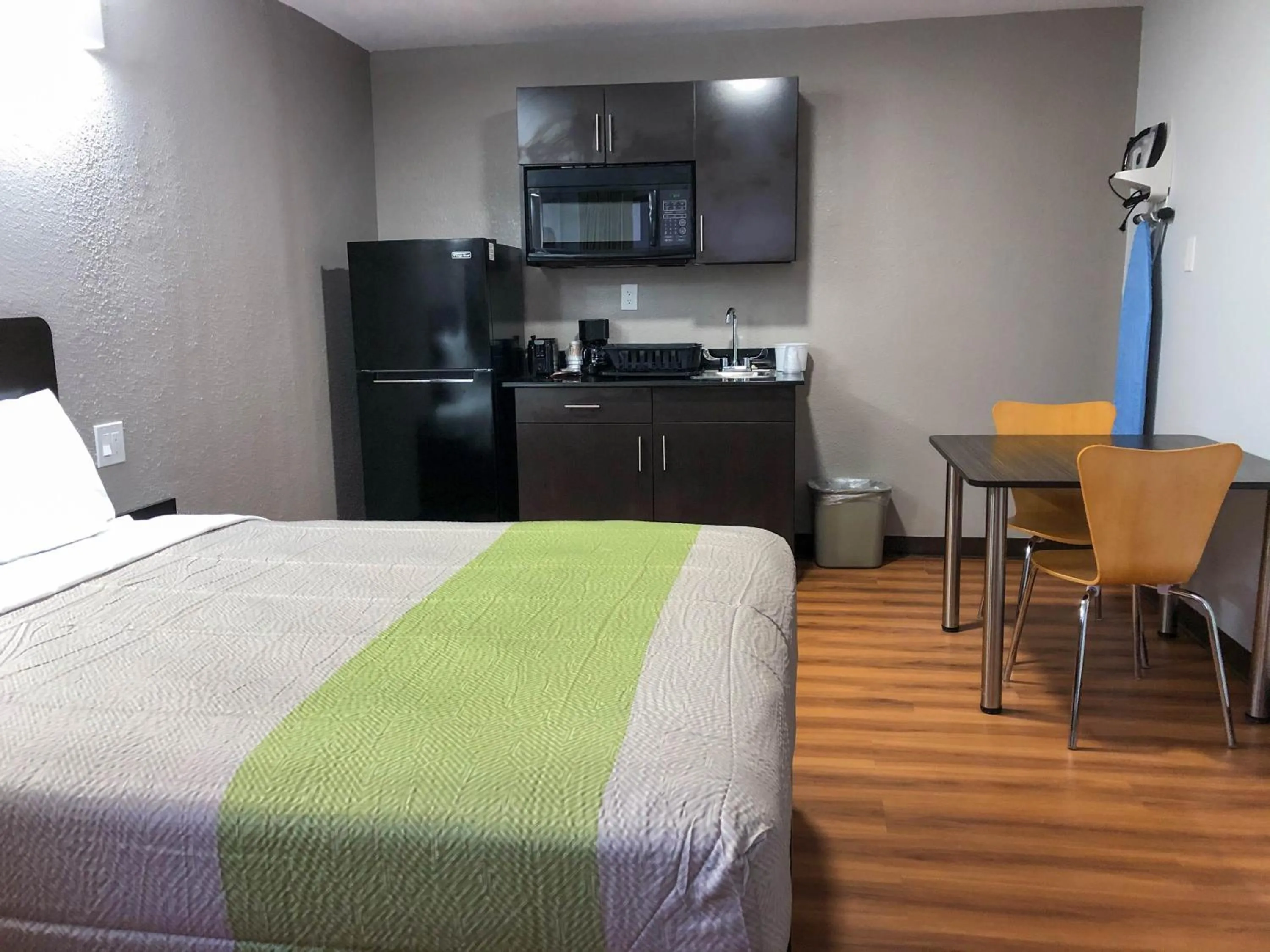 Photo of the whole room, Bed in Studio 6 Wichita, KS - Airport