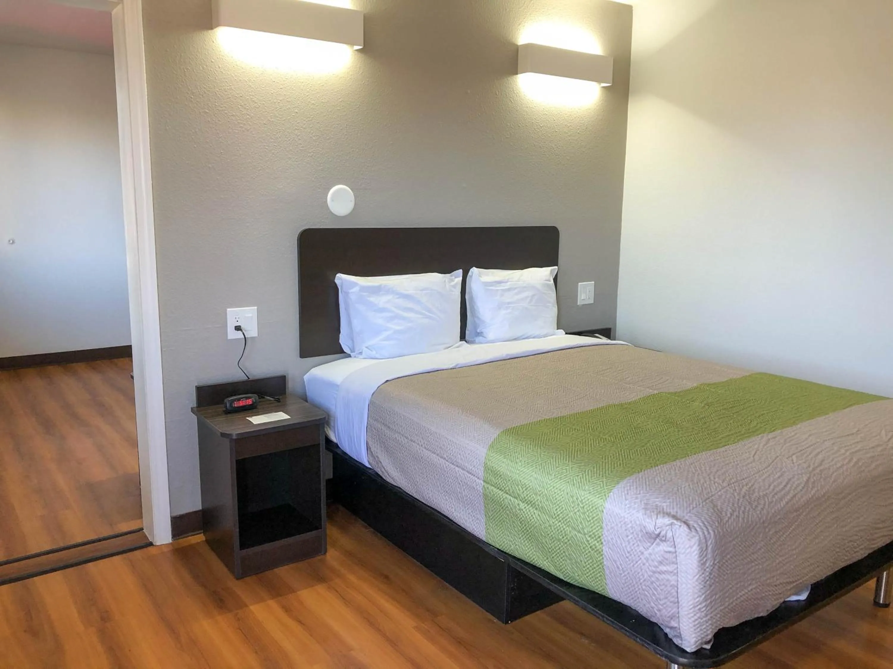 Photo of the whole room, Bed in Studio 6 Wichita, KS - Airport