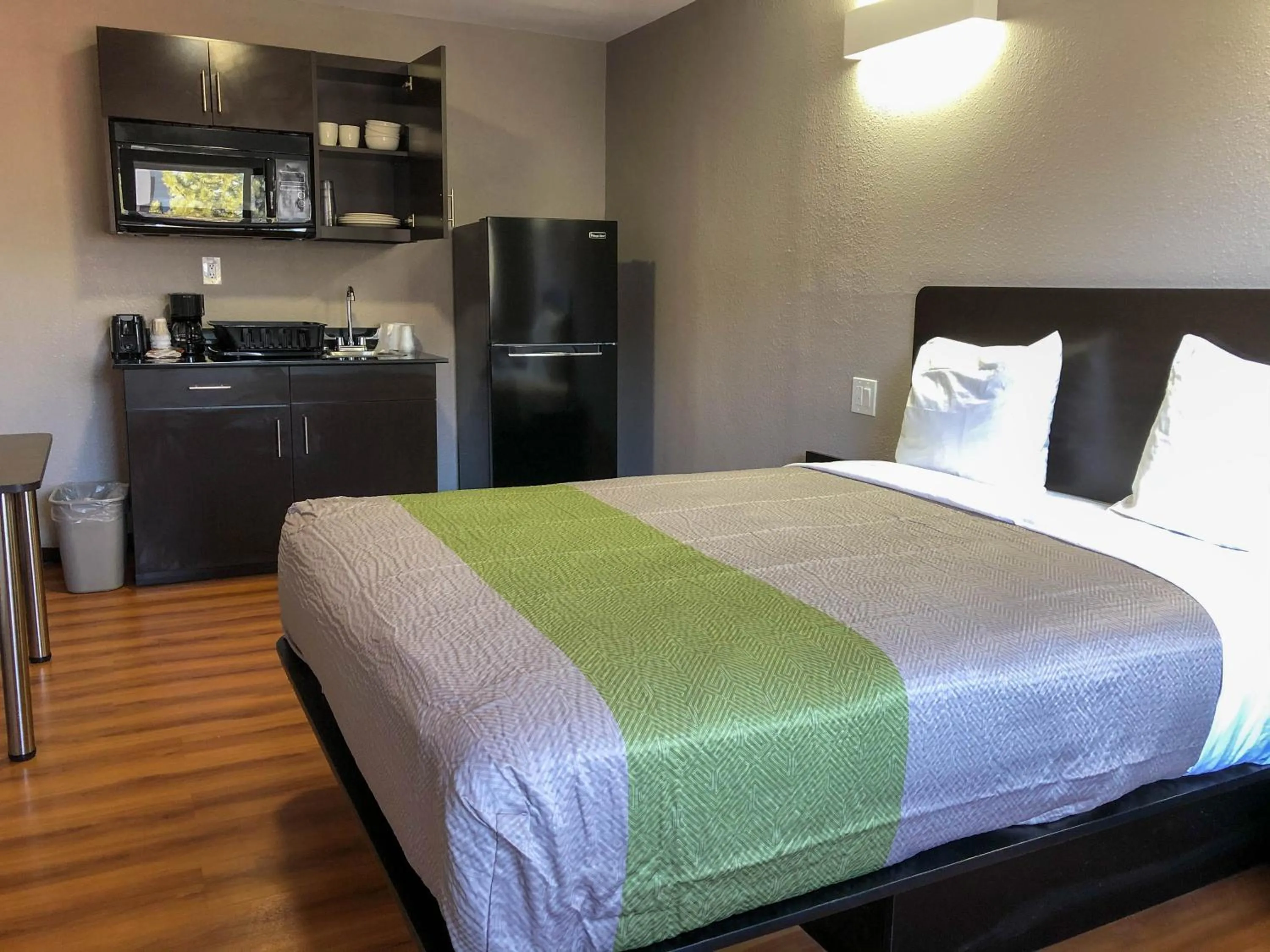 Photo of the whole room, Bed in Studio 6 Wichita, KS - Airport