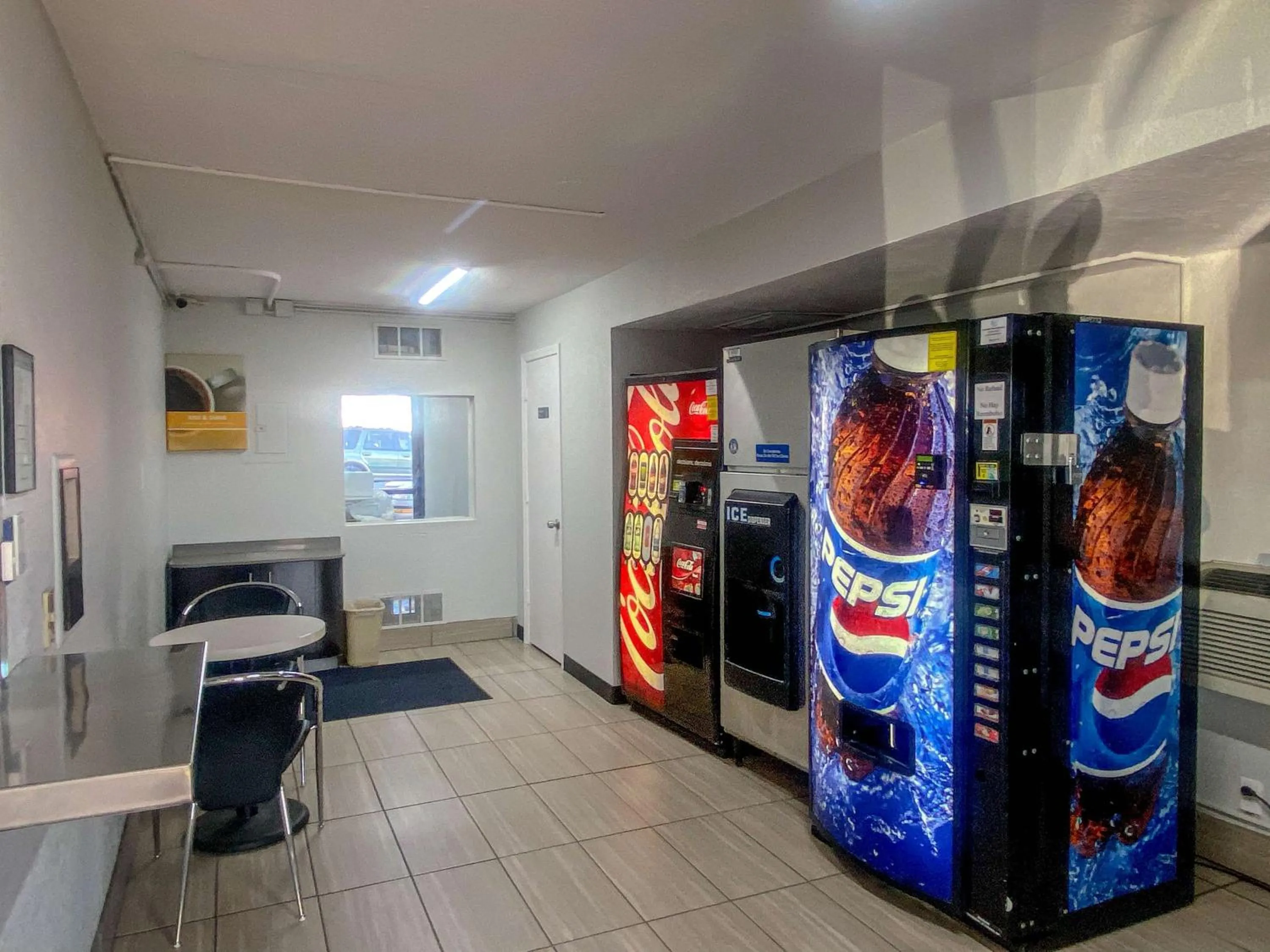 Property building in Studio 6 Wichita, KS - Airport