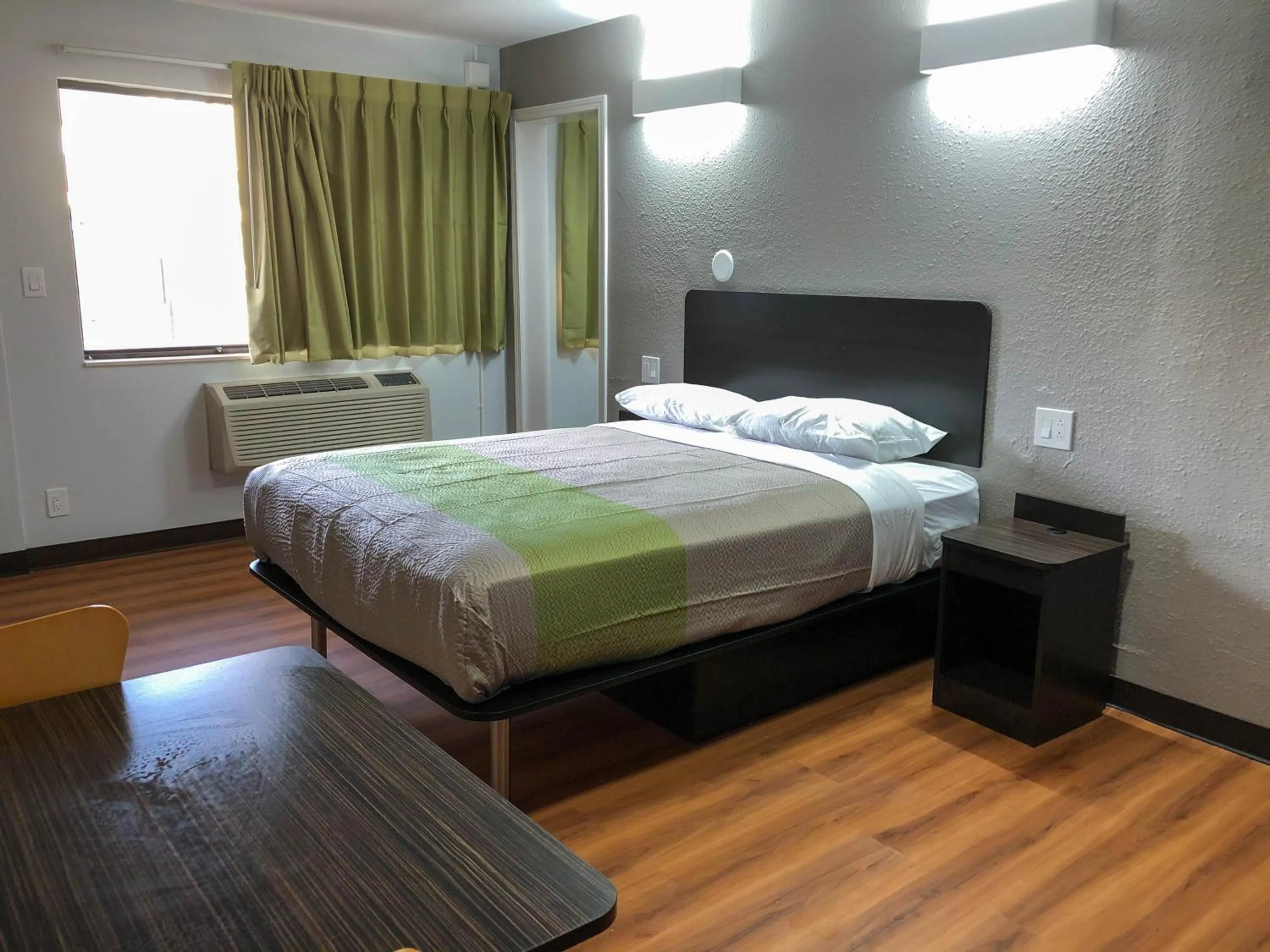 Photo of the whole room, Bed in Studio 6 Wichita, KS - Airport