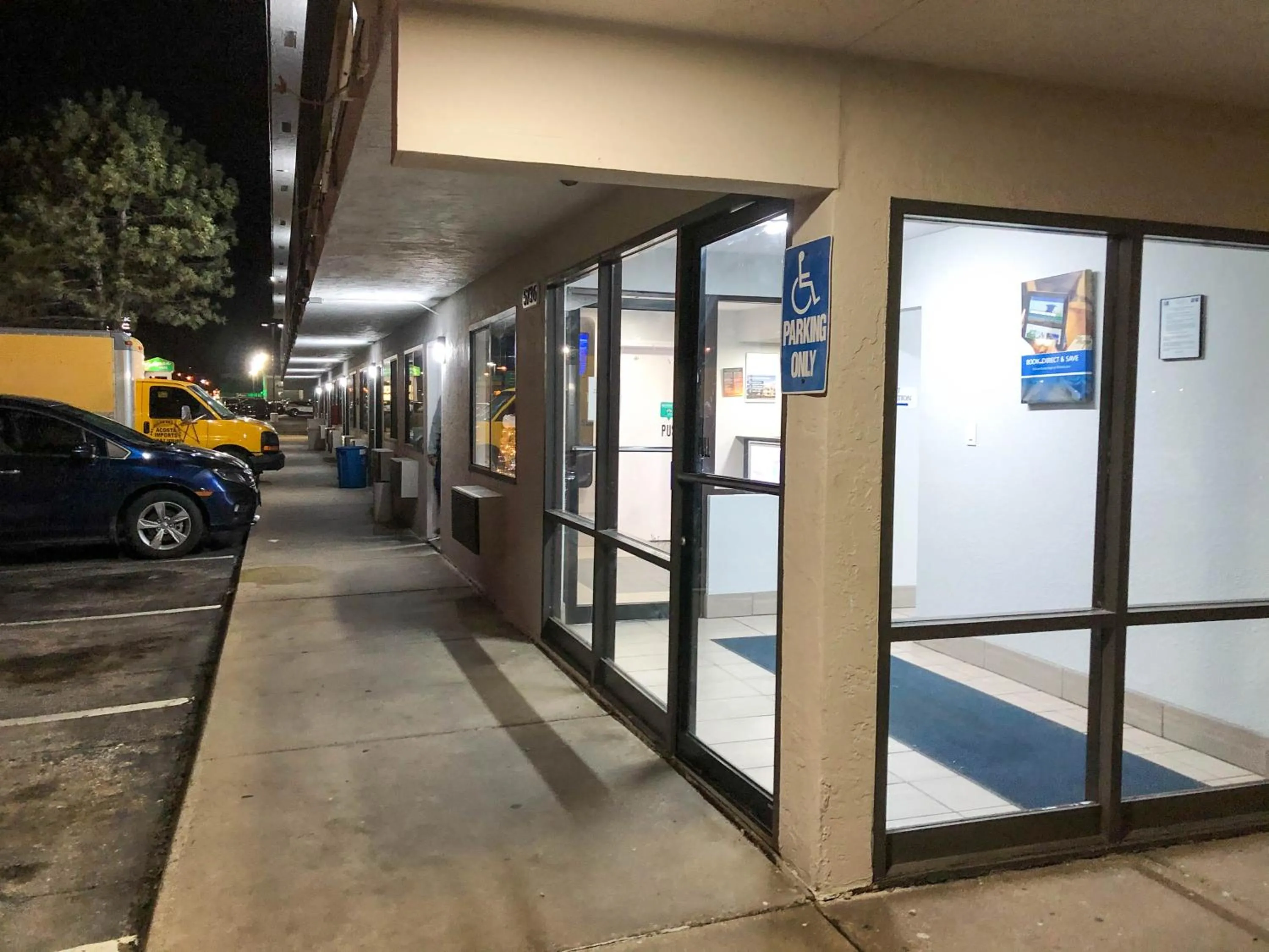 Facade/entrance in Studio 6 Wichita, KS - Airport