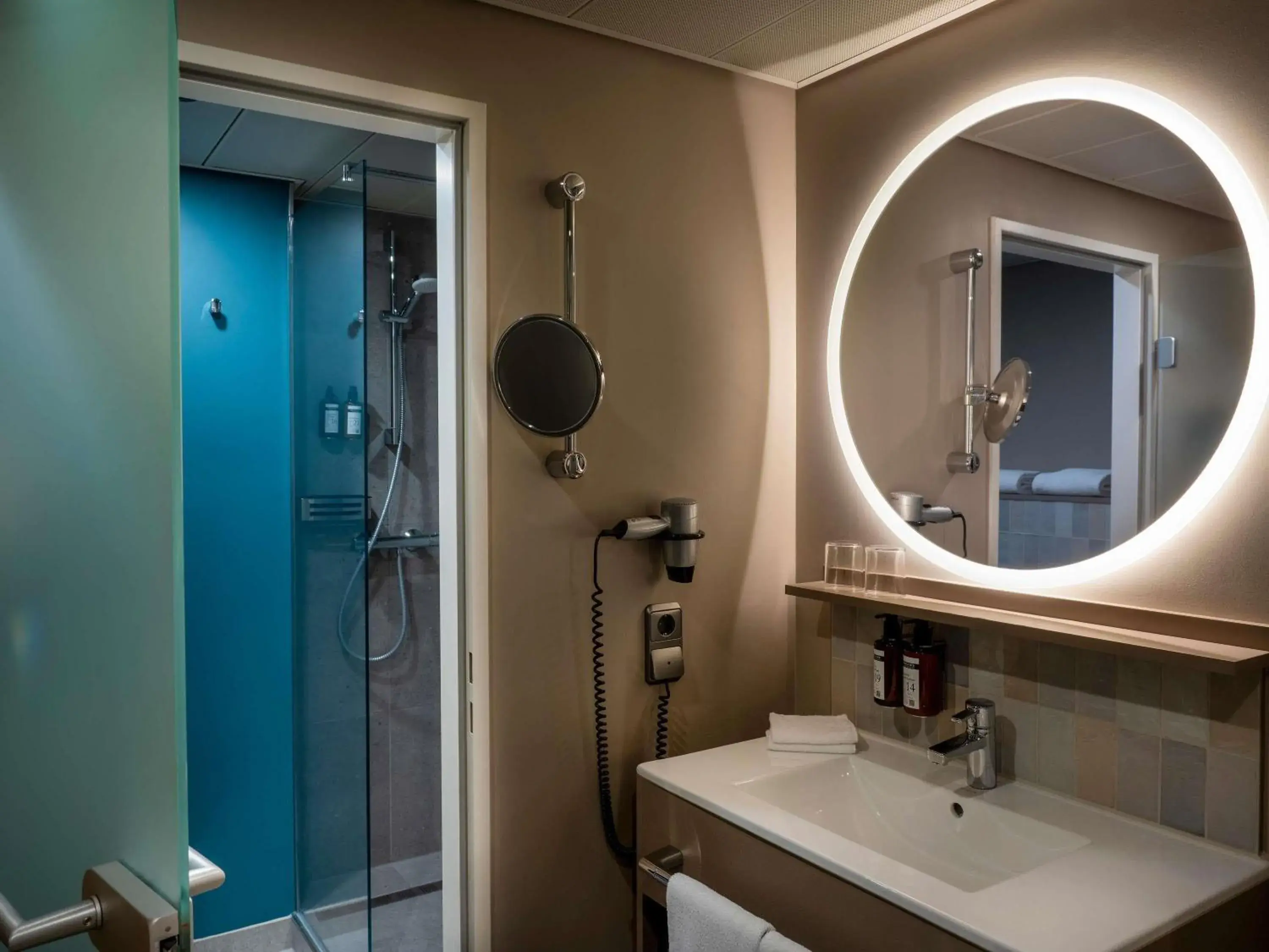 Family Connecting Rooms in Mövenpick Hotel München-Airport Family Connecting Rooms in Mövenpick Hotel München-Airport