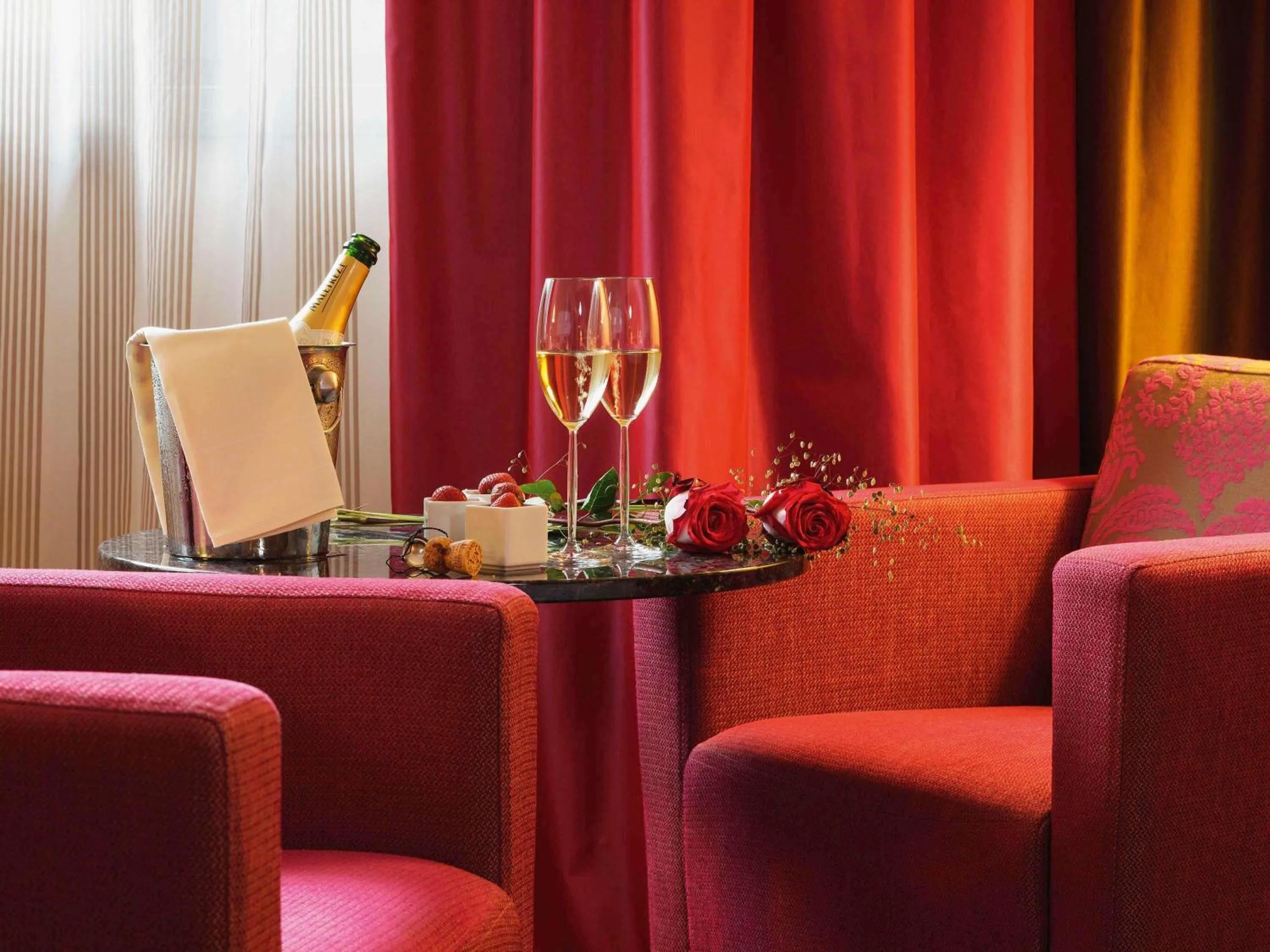 Lounge or bar in Mövenpick Hotel München-Airport