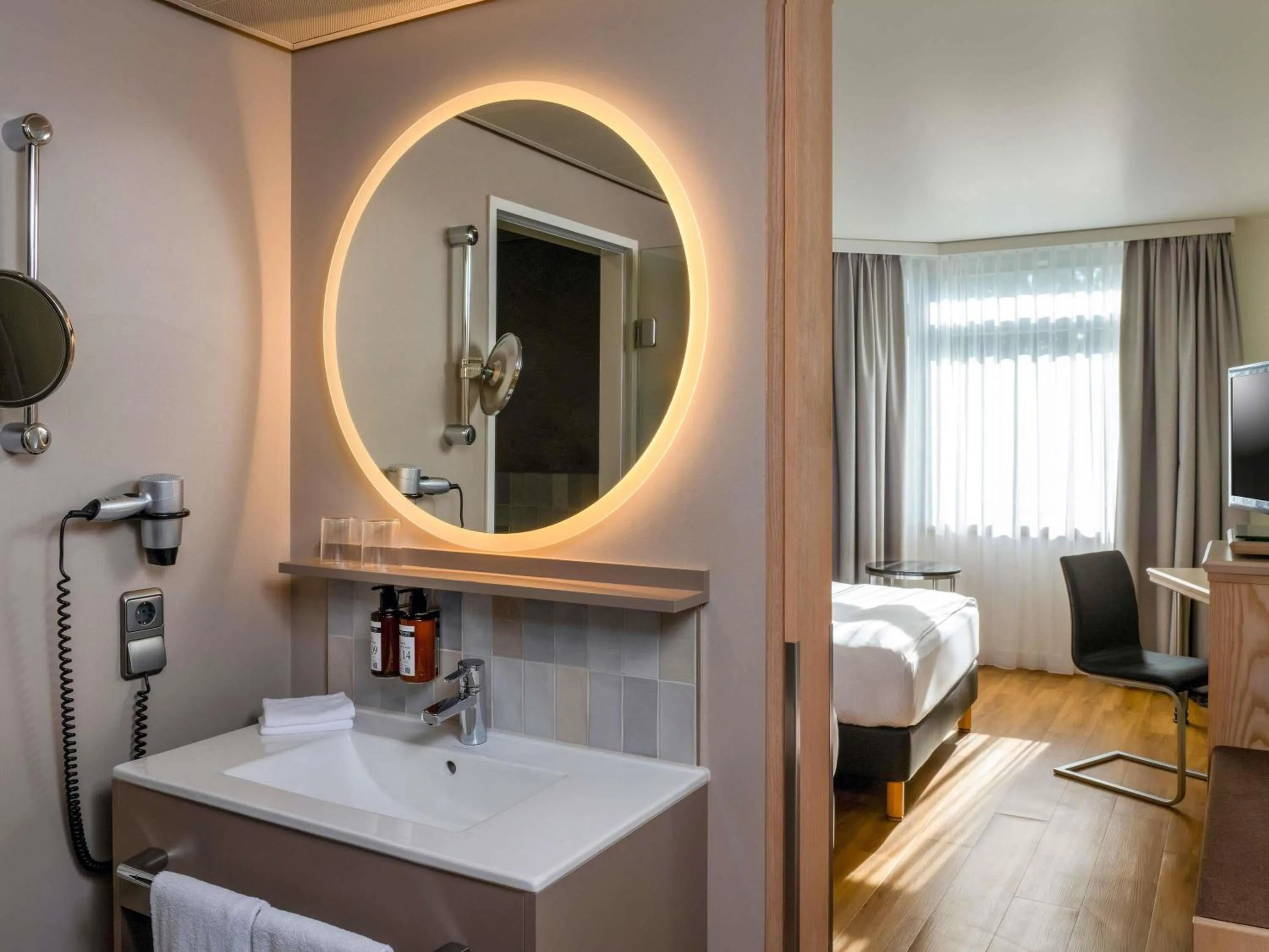 Bedroom, Bed in Mövenpick Hotel München-Airport